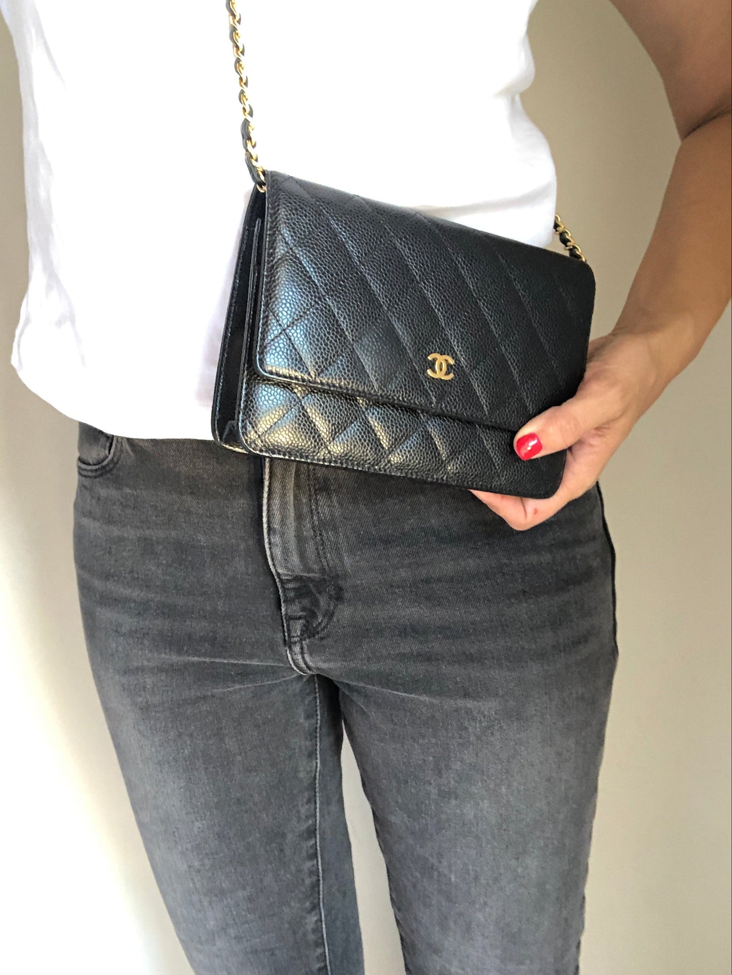 Sac bandoulière Chanel Wallet on Chain en cuir grainé matelassé noir - Soline