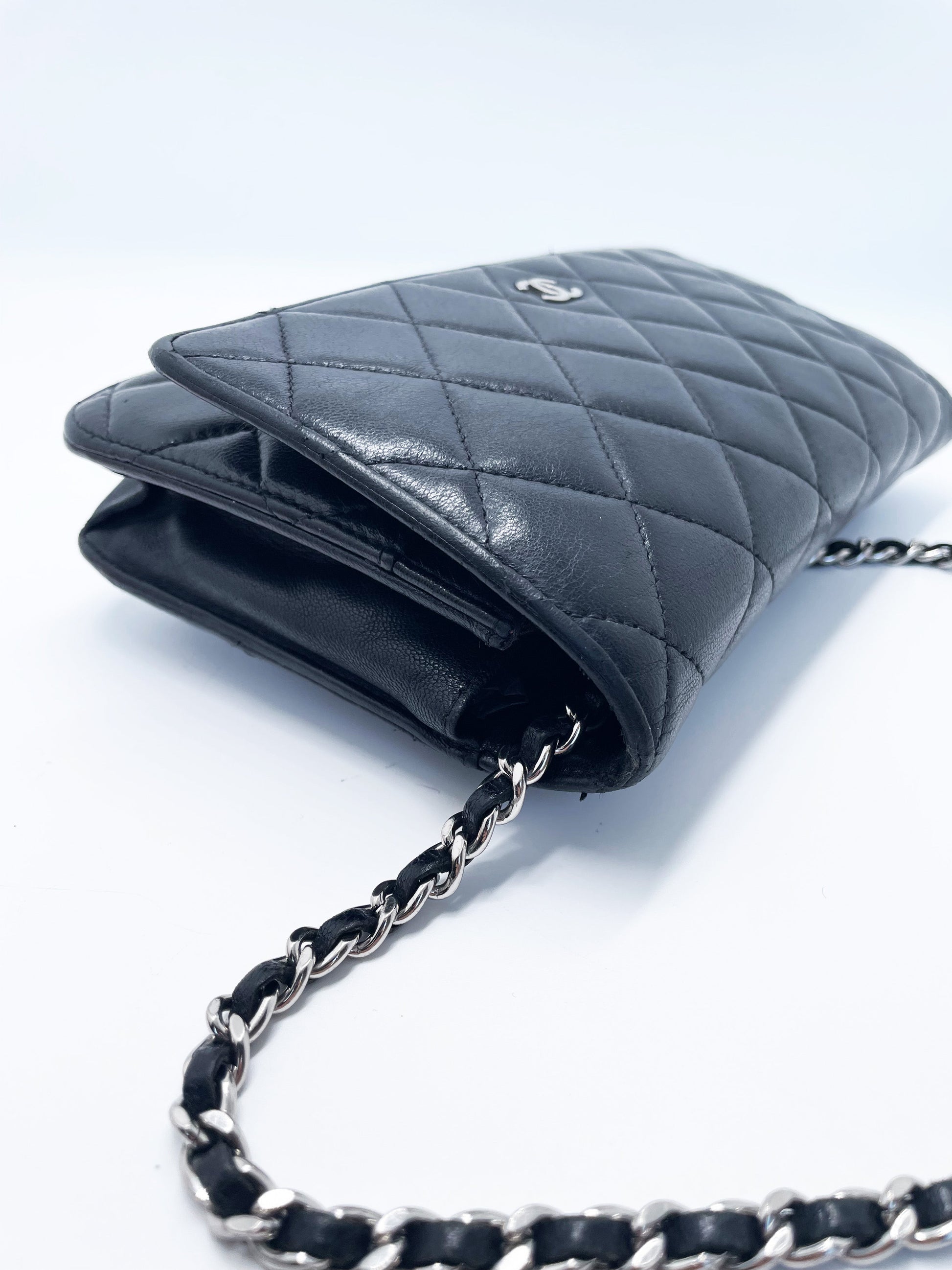 Sac bandoulière wallet on chain (woc) en cuir noir - Soline