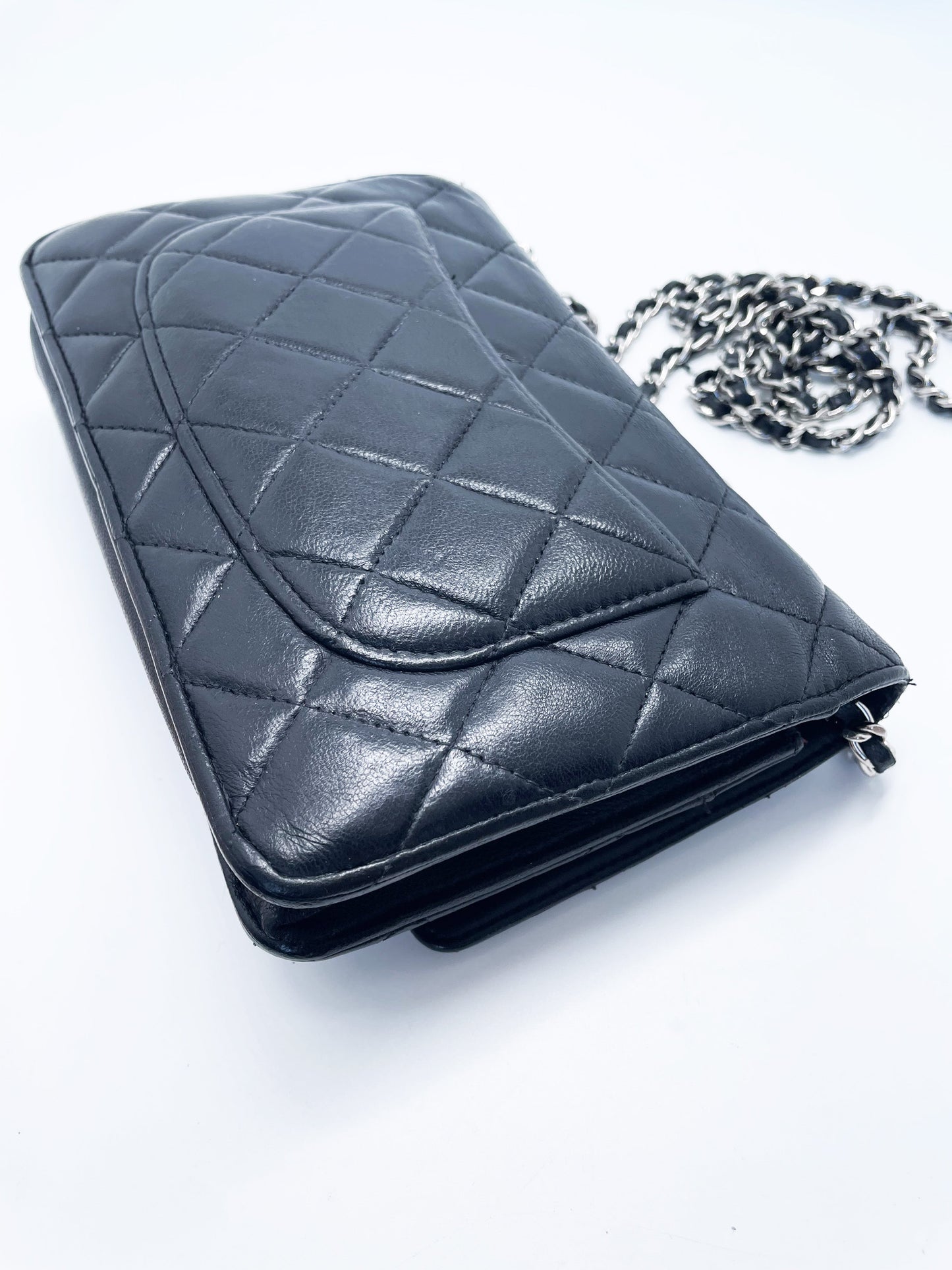 Sac bandoulière wallet on chain (woc) en cuir noir - Soline