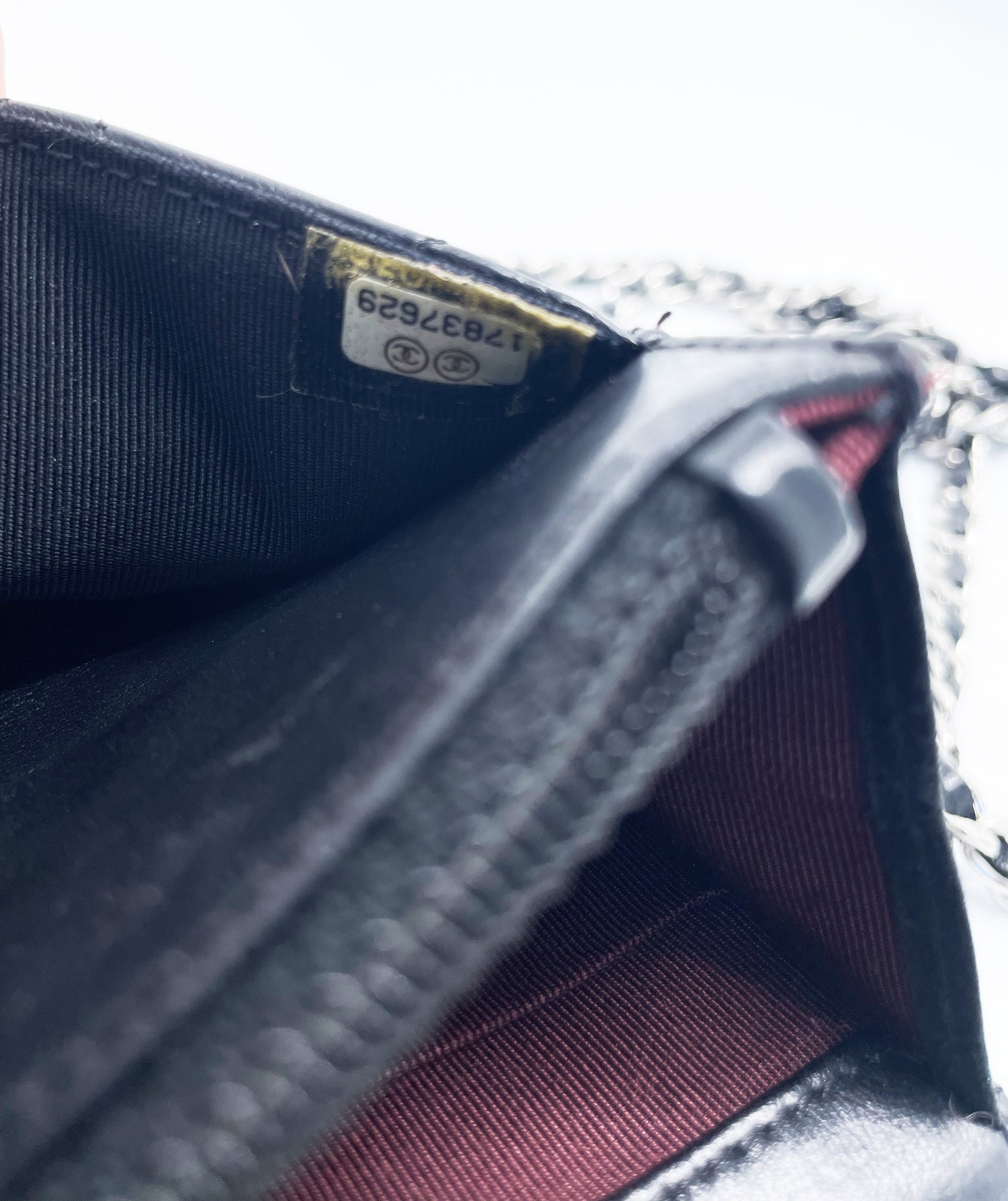 Sac bandoulière wallet on chain (woc) en cuir noir - Soline