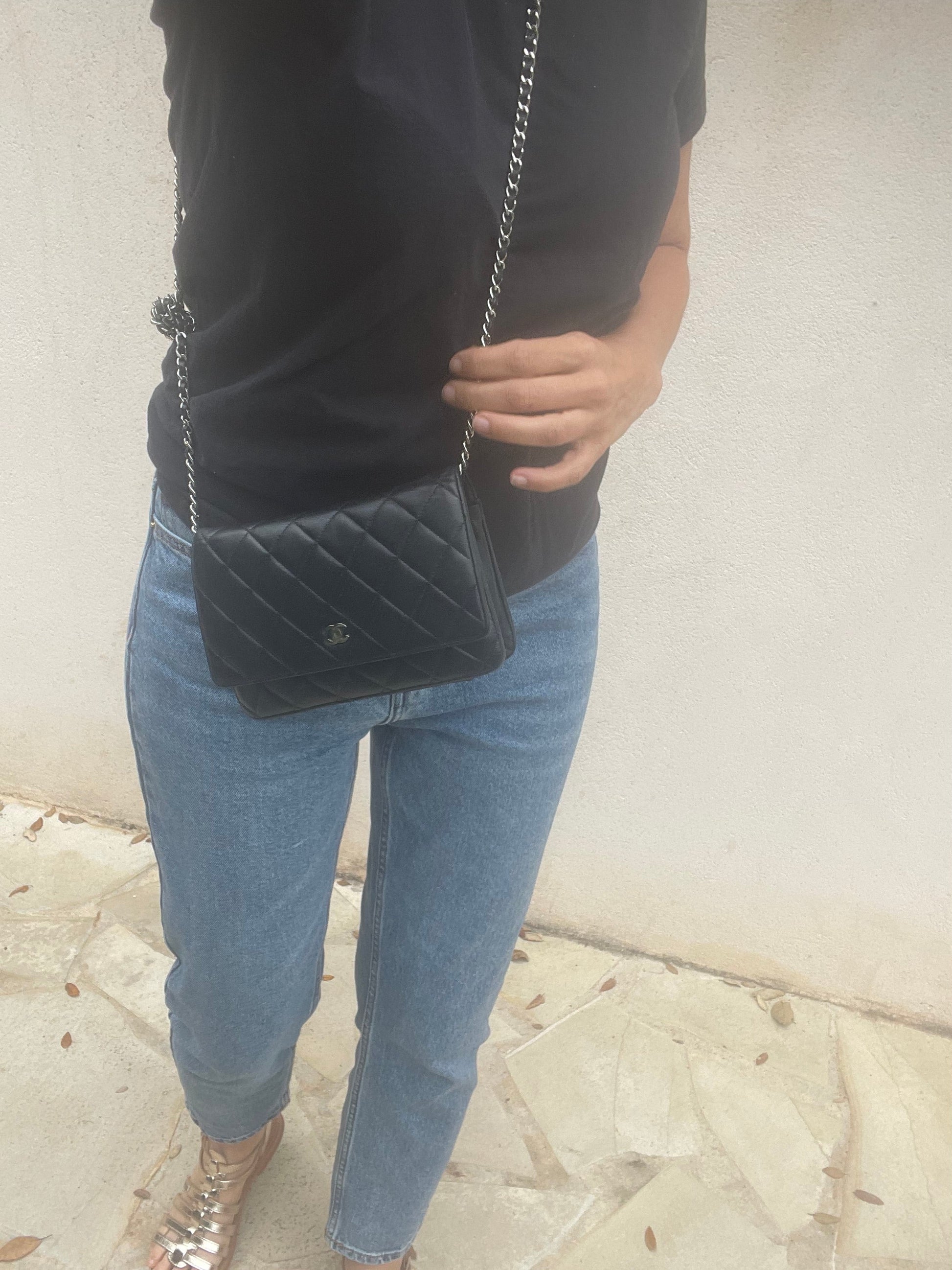 Sac bandoulière wallet on chain (woc) en cuir noir - Soline