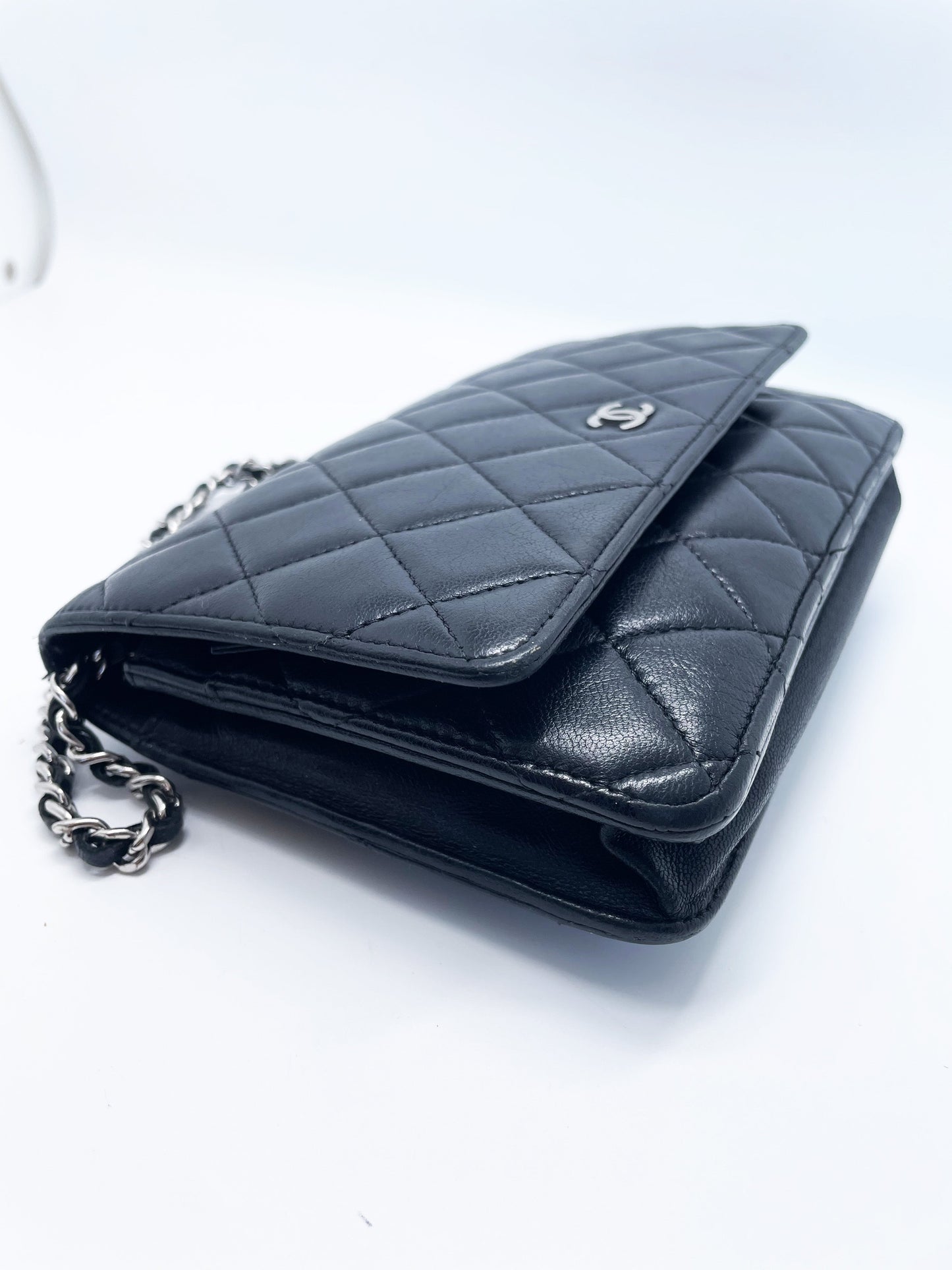 Sac bandoulière wallet on chain (woc) en cuir noir - Soline
