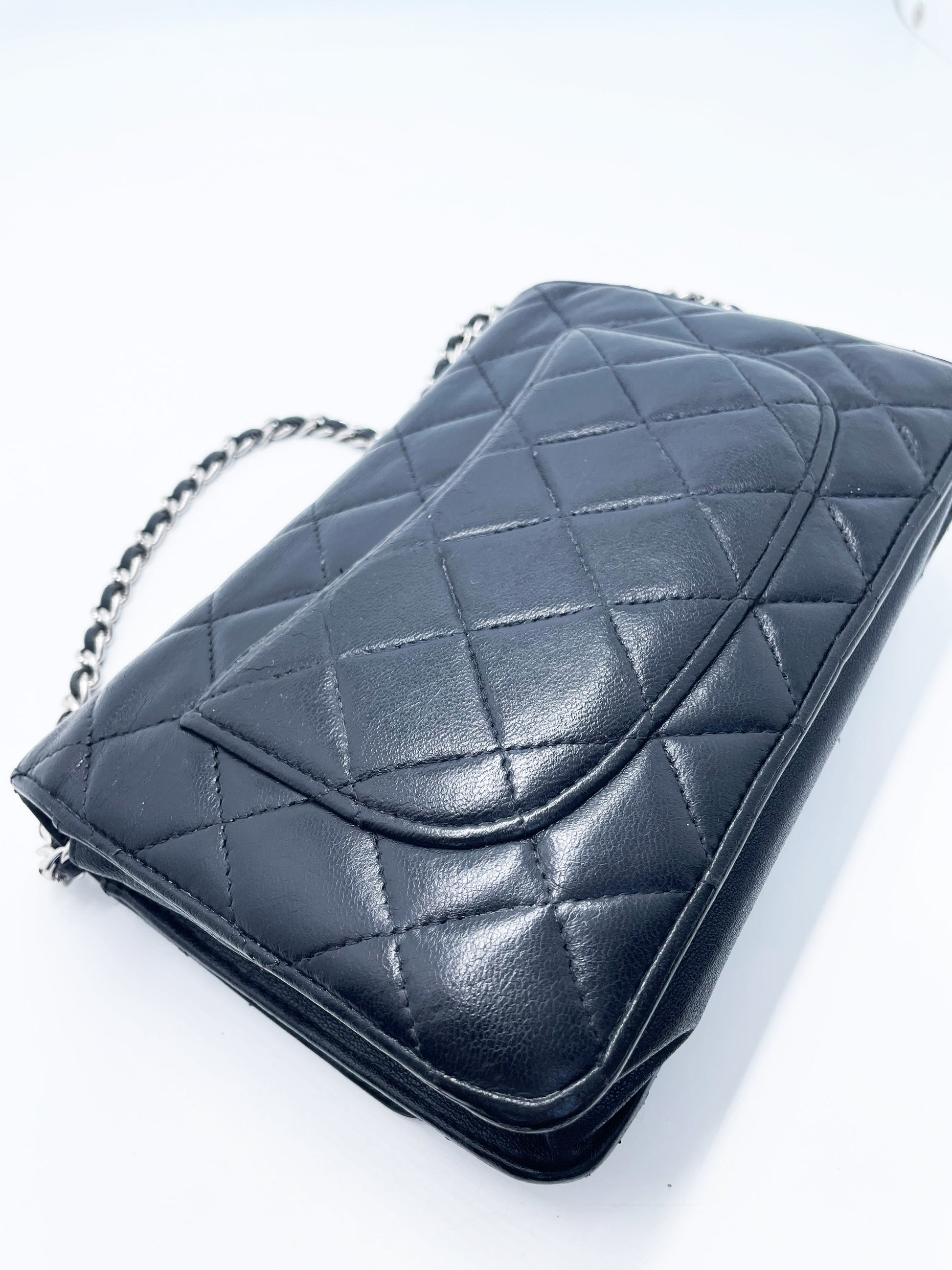 Sac bandoulière wallet on chain (woc) en cuir noir - Soline