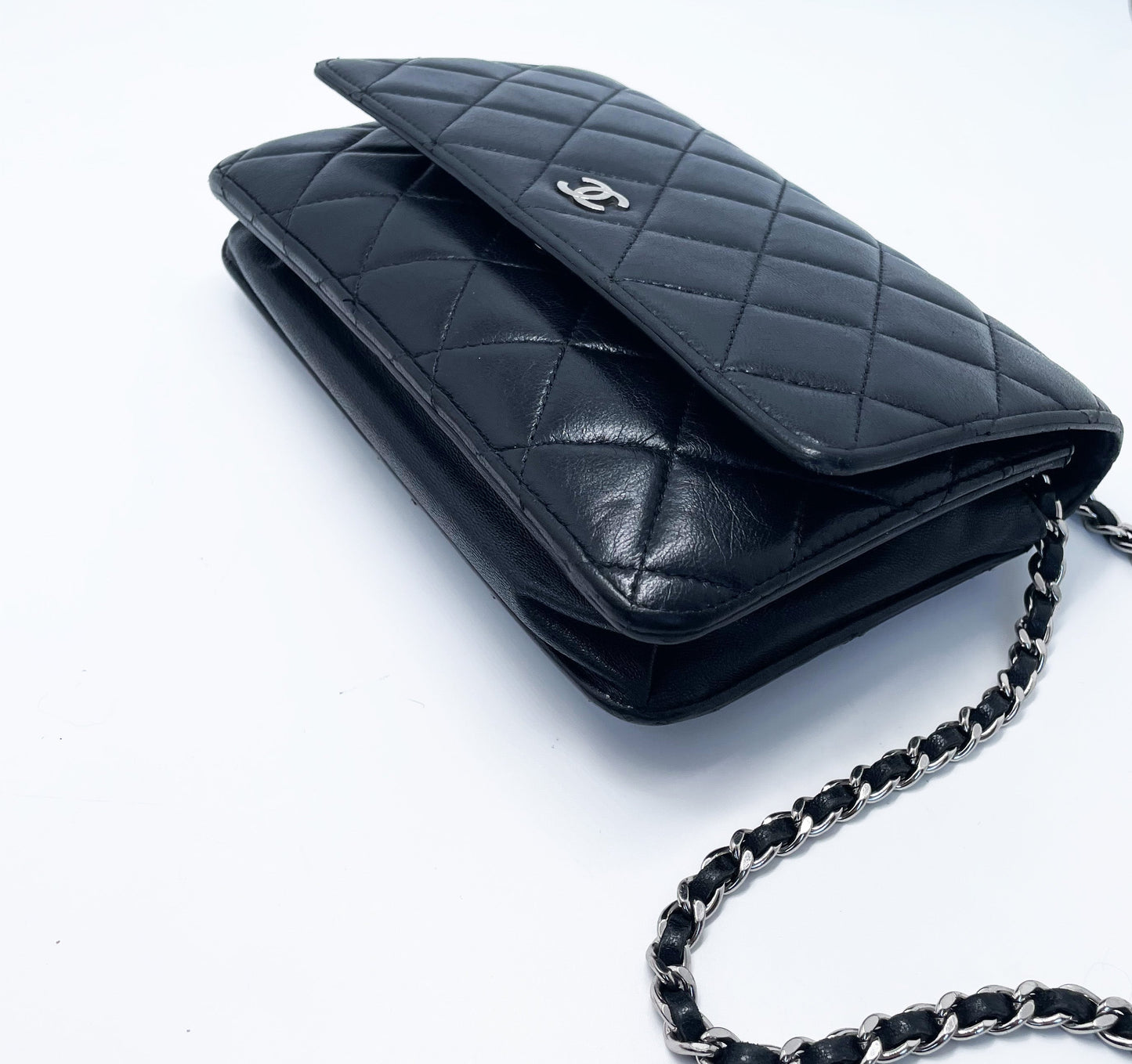 Sac bandoulière wallet on chain (woc) en cuir noir - Soline