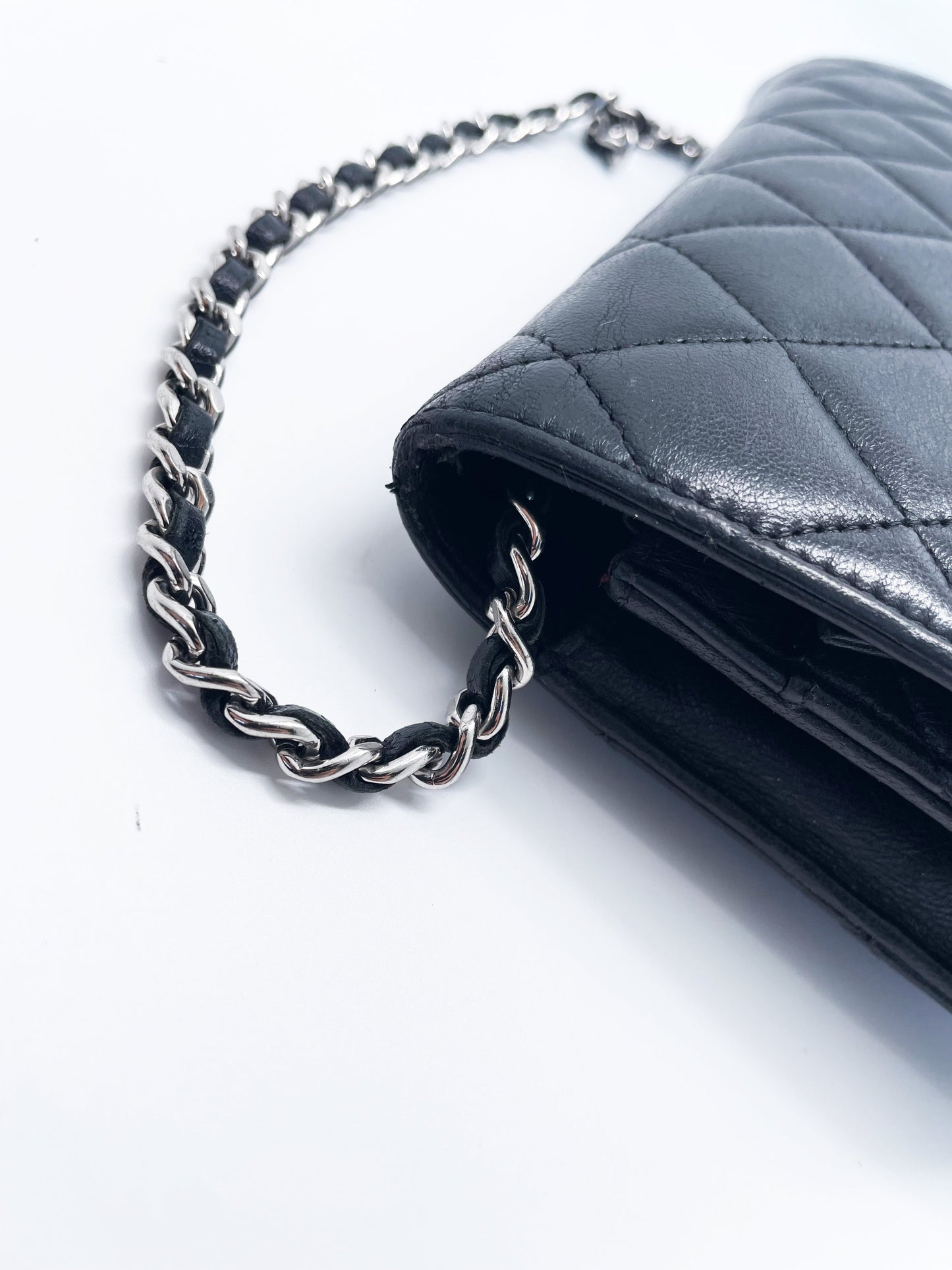 Sac bandoulière wallet on chain (woc) en cuir noir - Soline