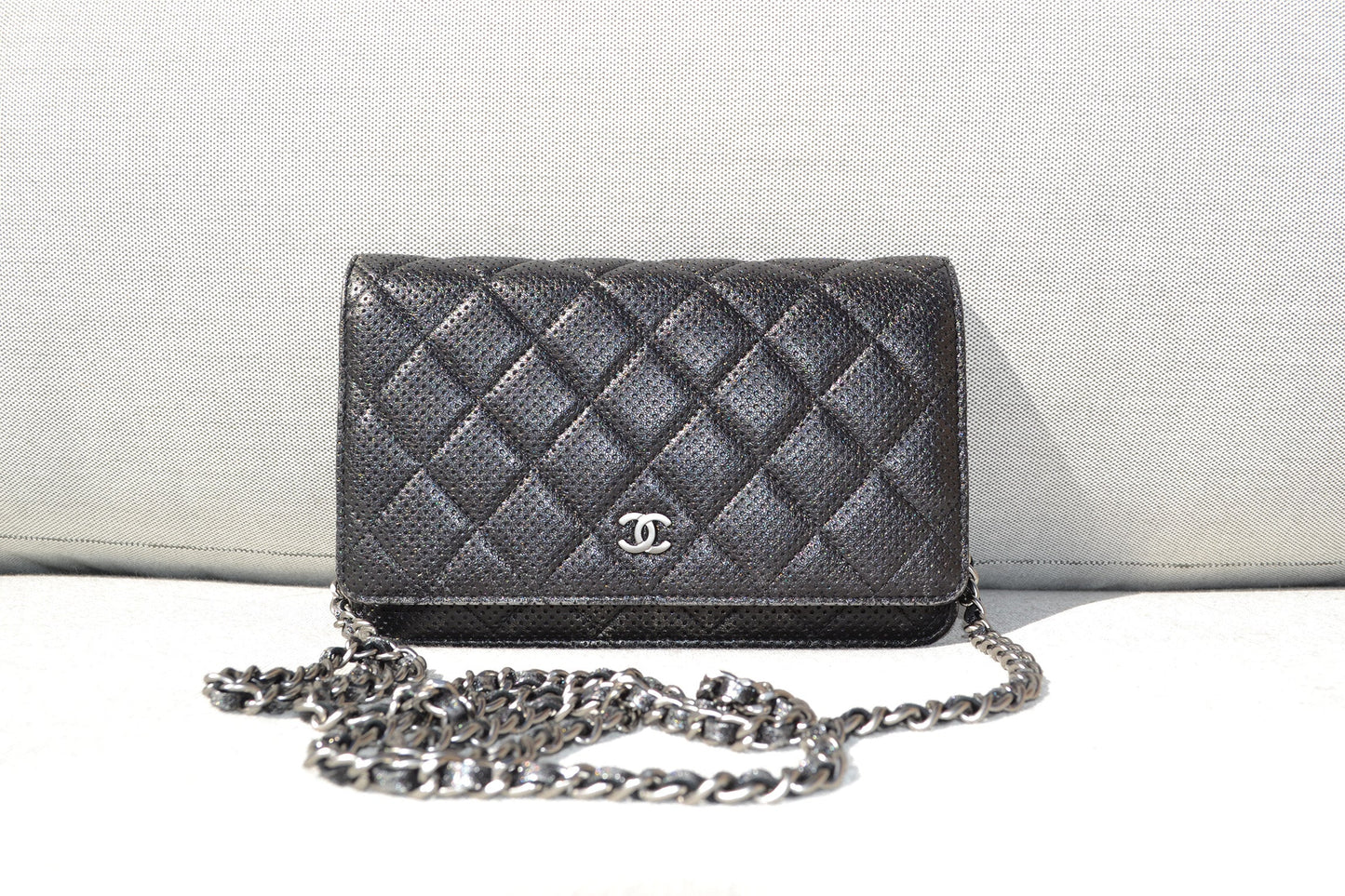 Sac Chanel bandoulière wallet on chain (woc) en cuir perforé noir et argenté - Soline