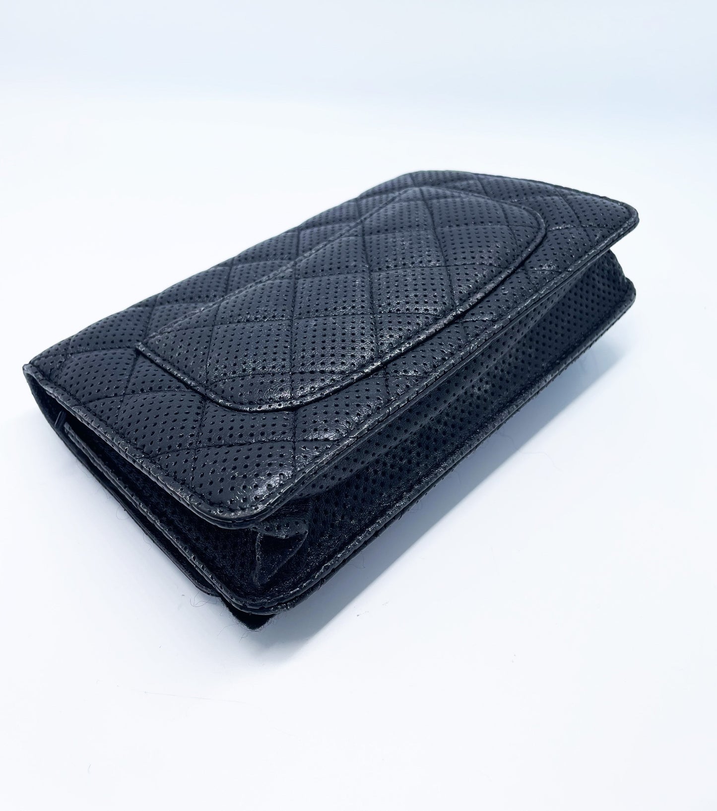 Sac Chanel bandoulière wallet on chain (woc) en cuir perforé noir et argenté - Soline