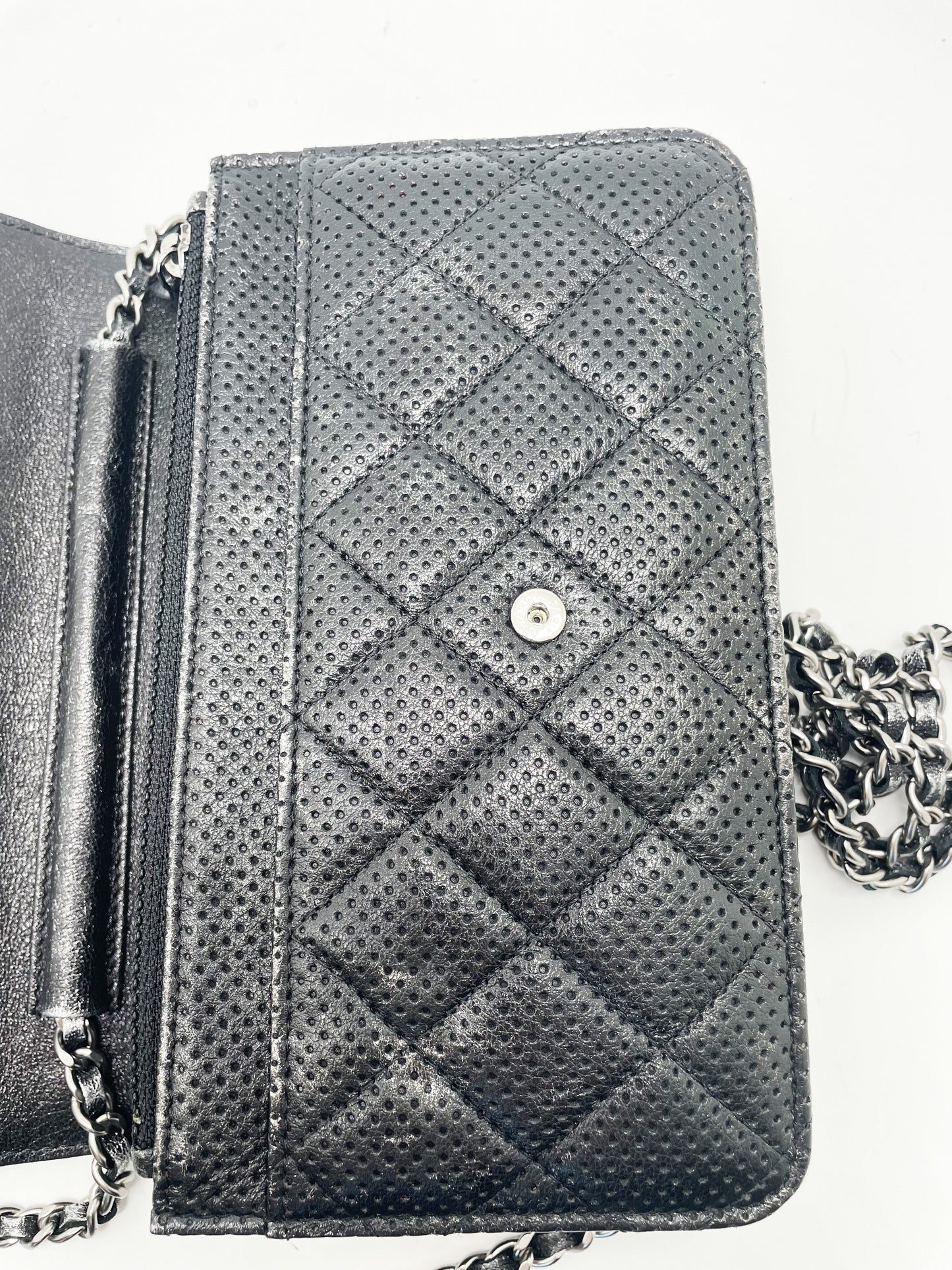 Sac Chanel bandoulière wallet on chain (woc) en cuir perforé noir et argenté - Soline