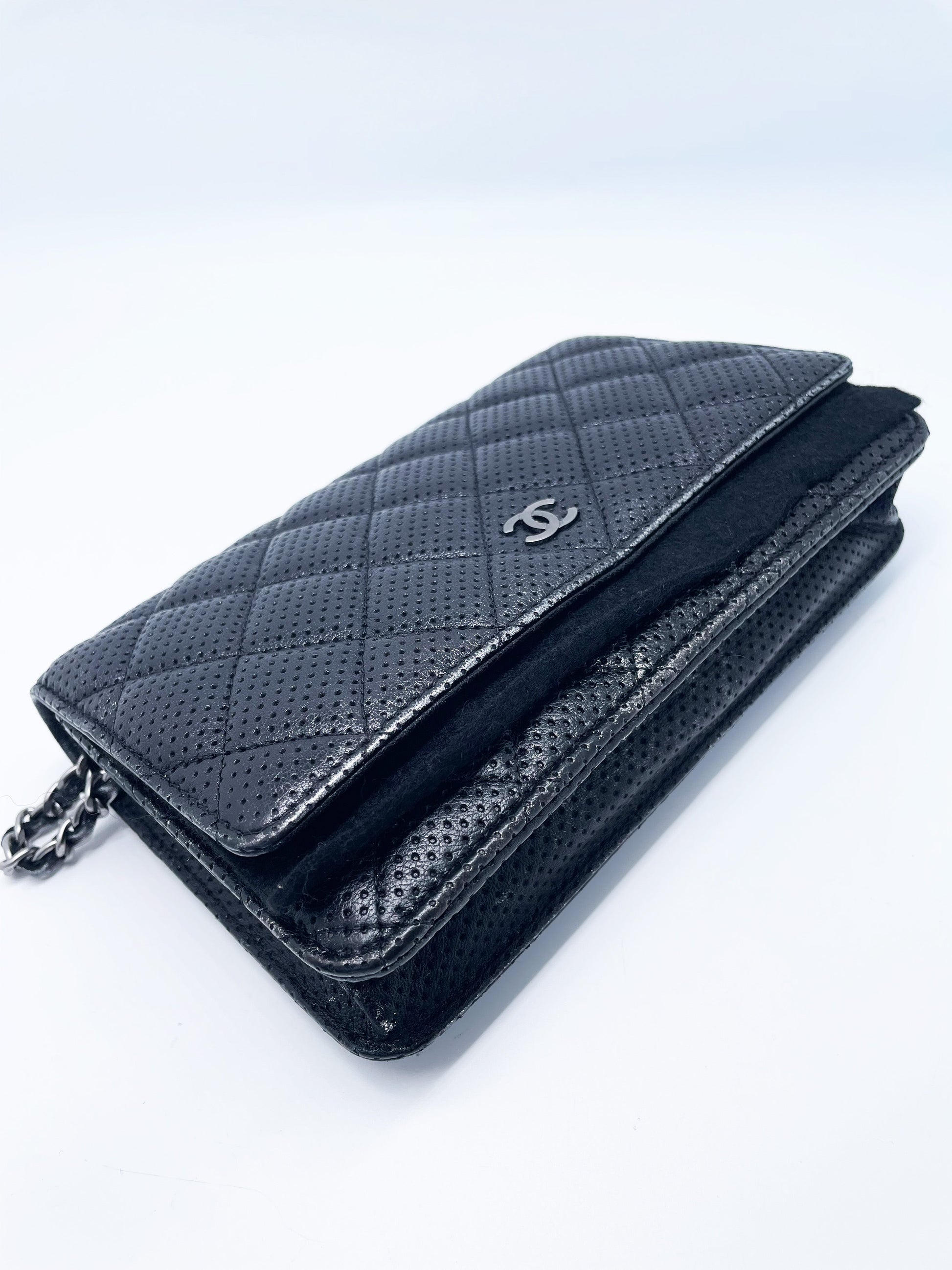 Sac Chanel bandoulière wallet on chain (woc) en cuir perforé noir et argenté - Soline