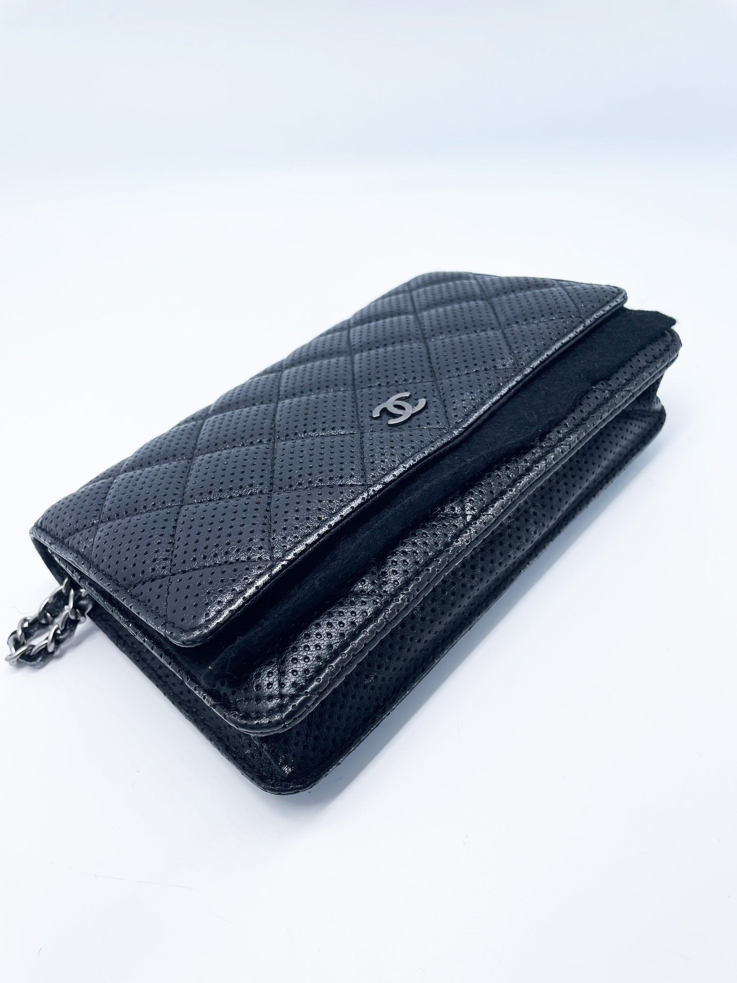 Sac Chanel bandoulière wallet on chain (woc) en cuir perforé noir et argenté - Soline