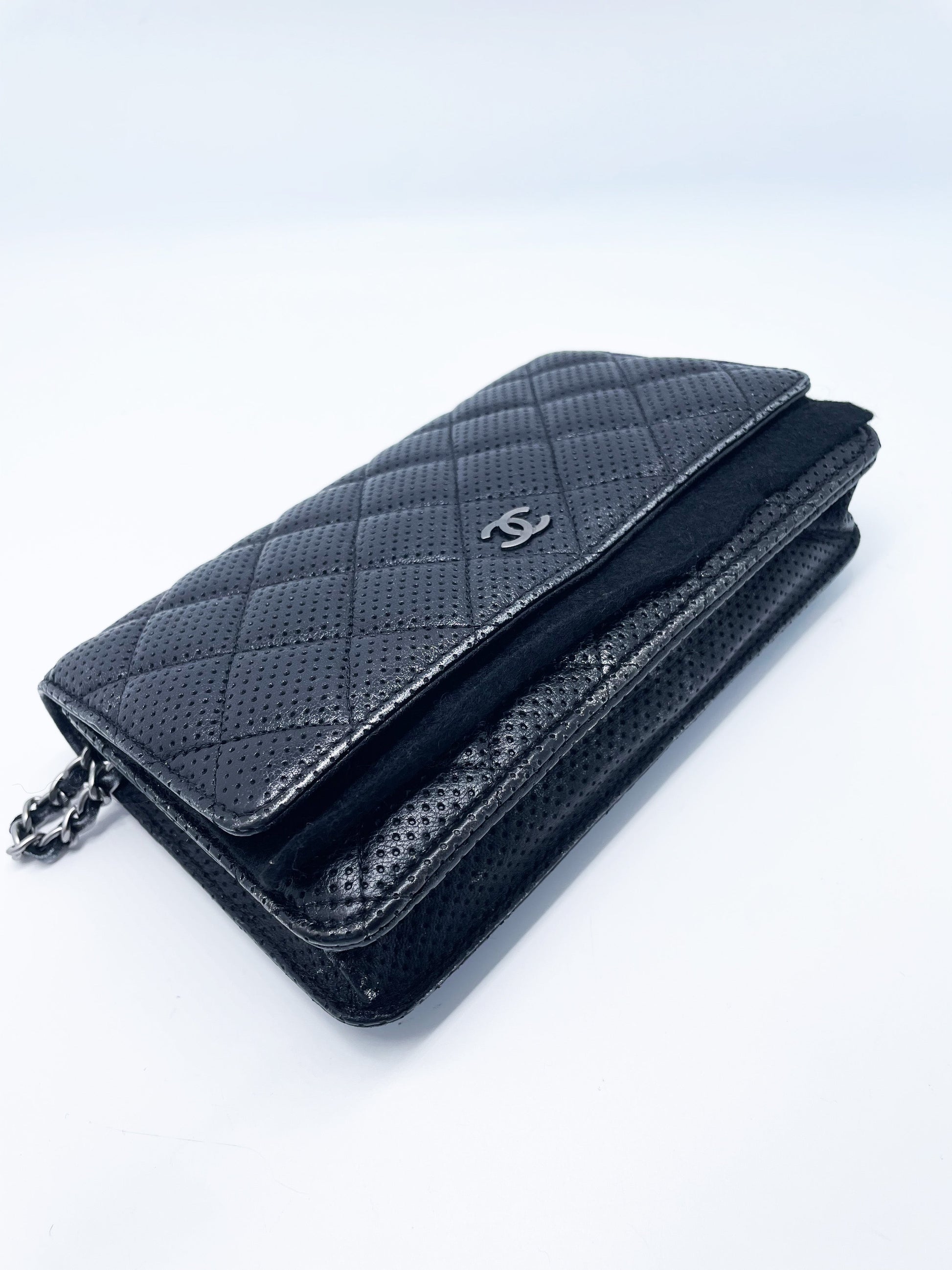 Sac Chanel bandoulière wallet on chain (woc) en cuir perforé noir et argenté - Soline