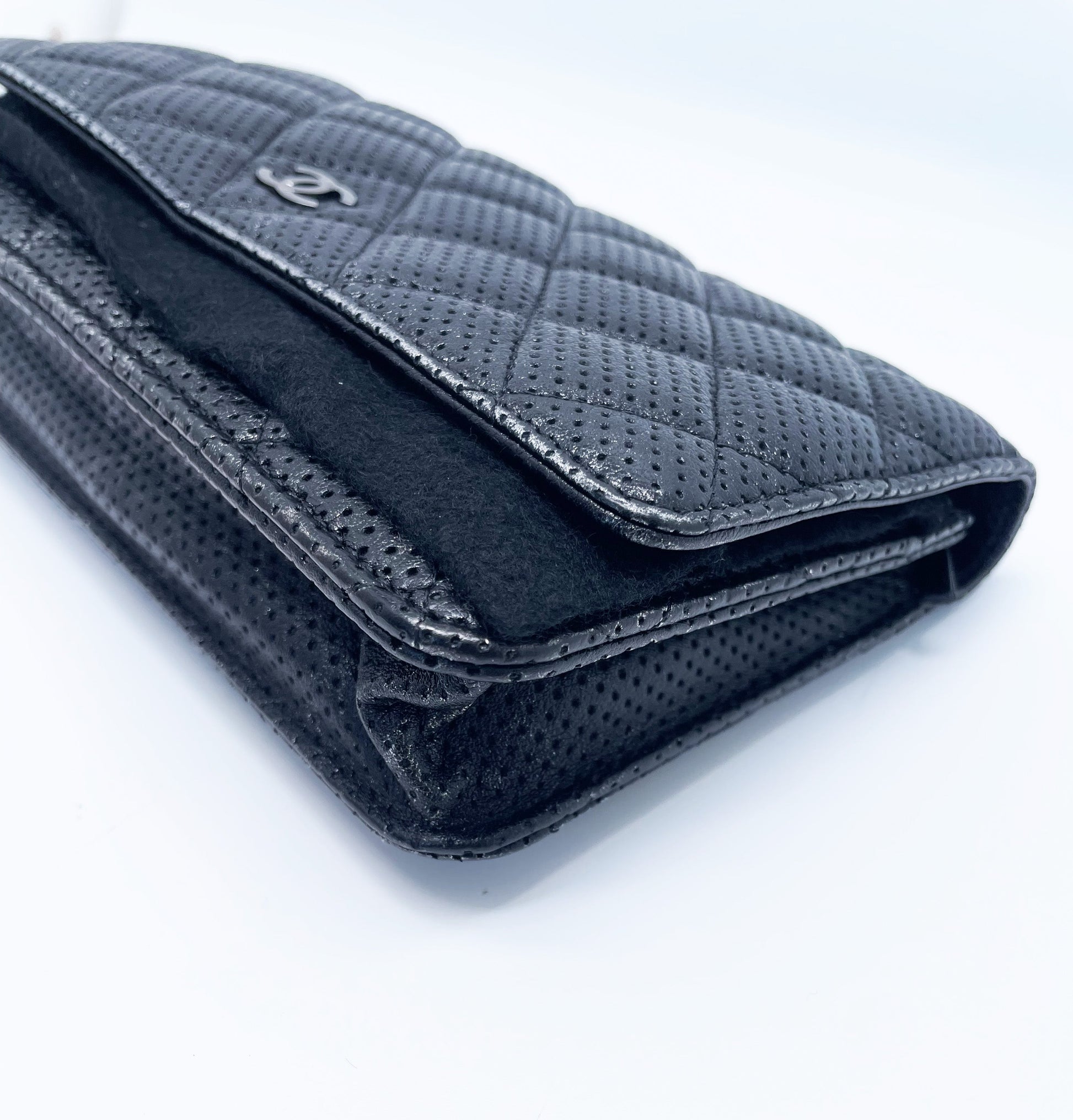 Sac Chanel bandoulière wallet on chain (woc) en cuir perforé noir et argenté - Soline