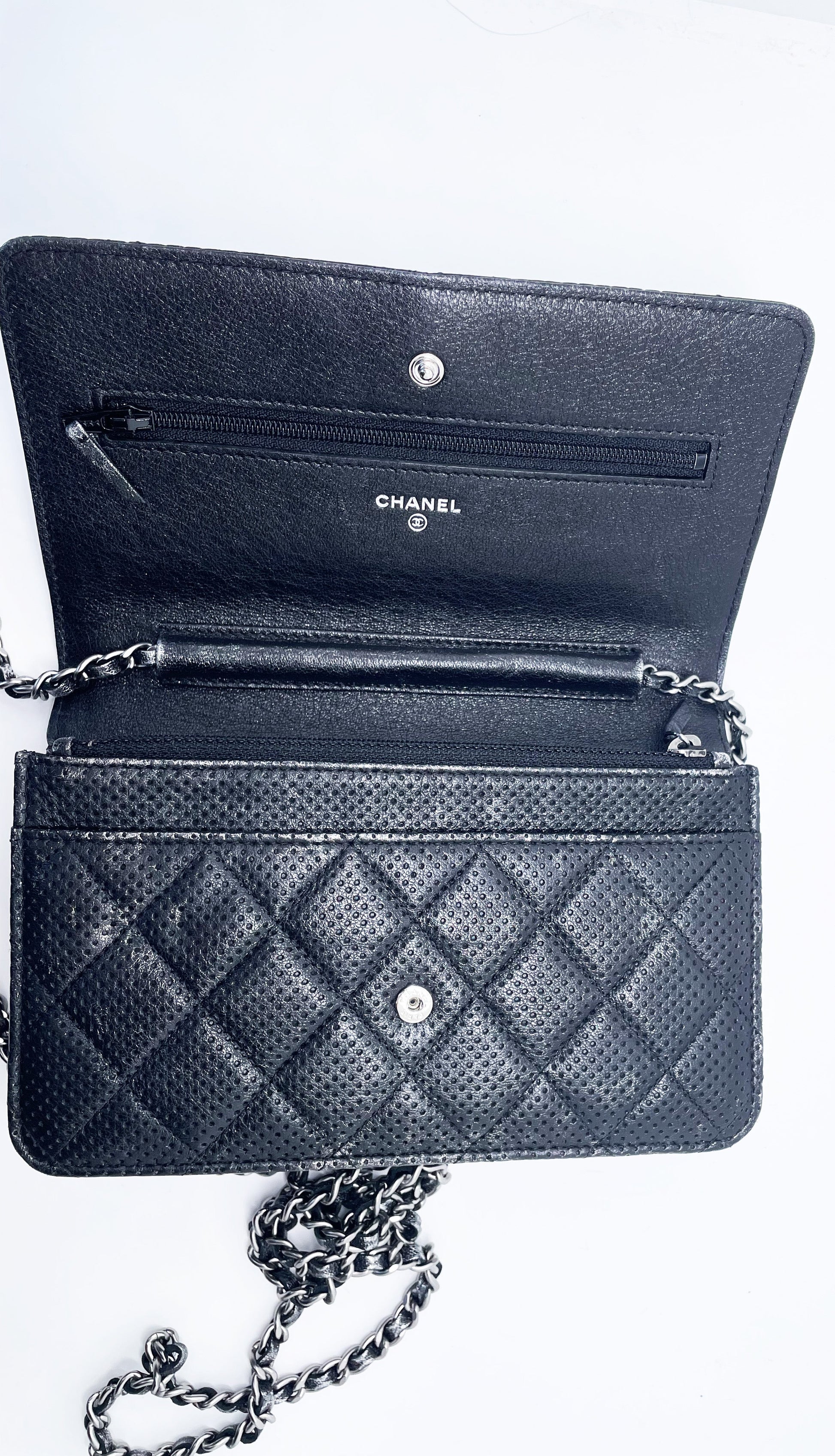 Sac Chanel bandoulière wallet on chain (woc) en cuir perforé noir et argenté - Soline