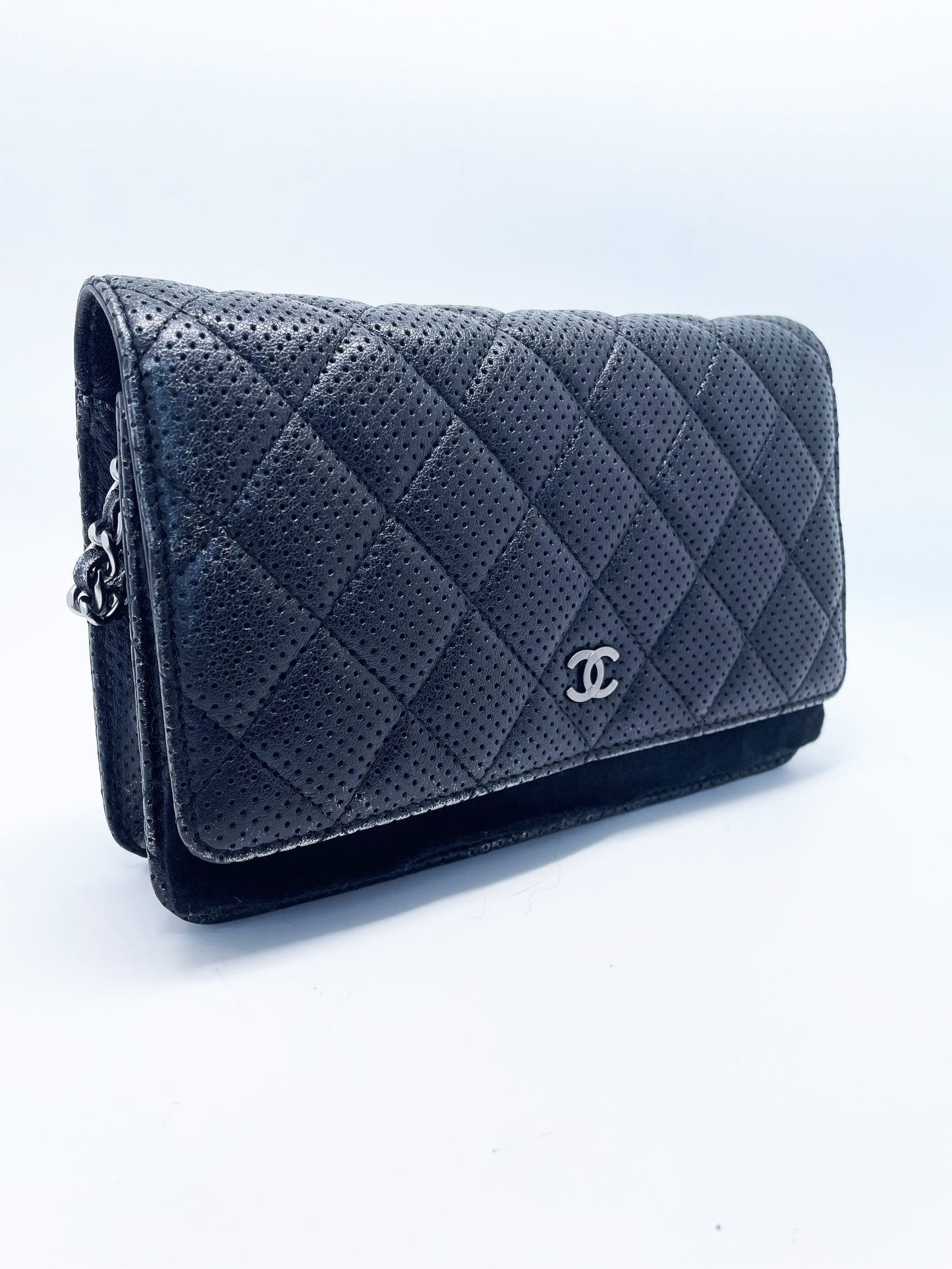 Sac Chanel bandoulière wallet on chain (woc) en cuir perforé noir et argenté - Soline