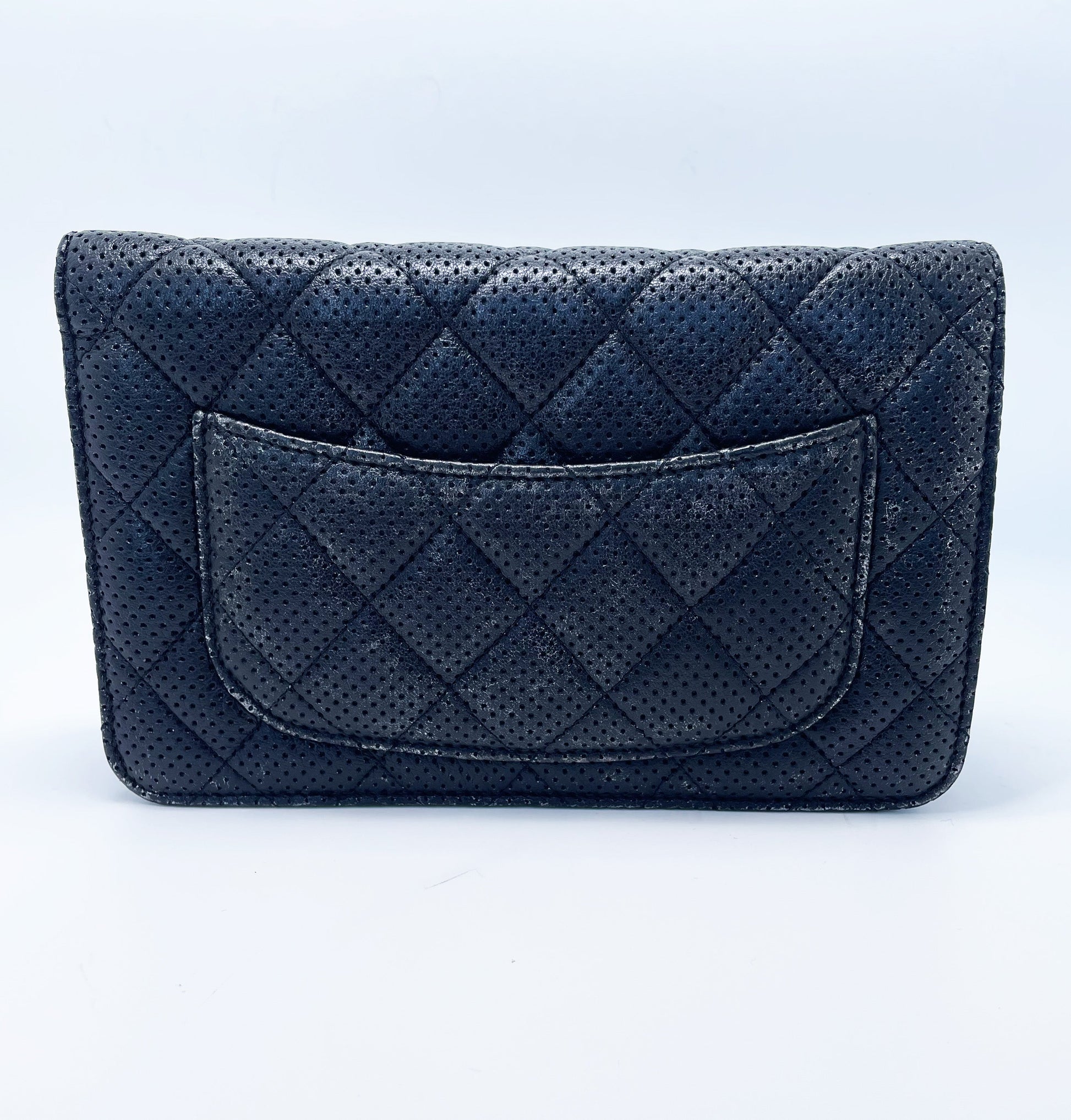 Sac Chanel bandoulière wallet on chain (woc) en cuir perforé noir et argenté - Soline