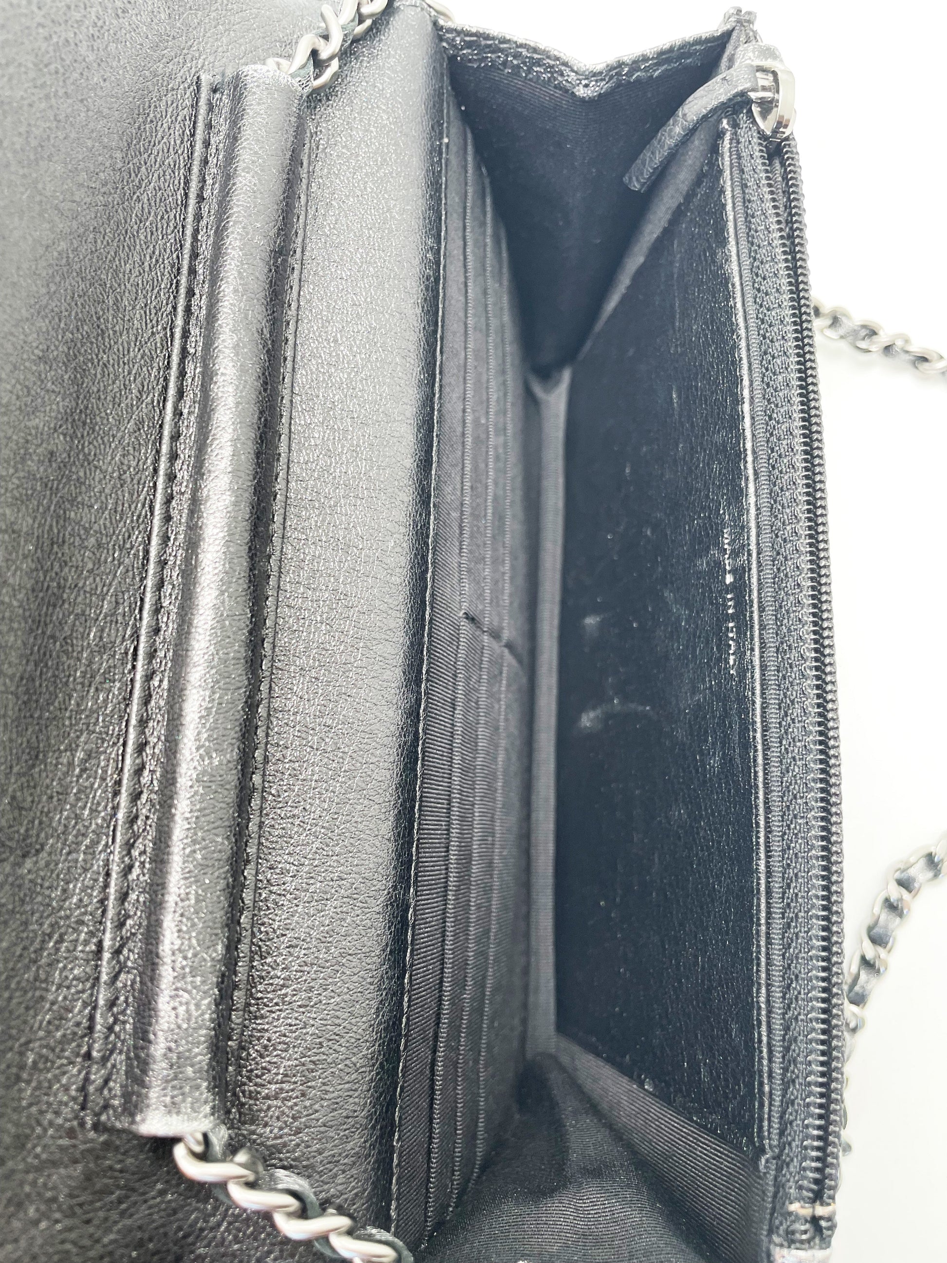 Sac Chanel bandoulière wallet on chain (woc) en cuir perforé noir et argenté - Soline