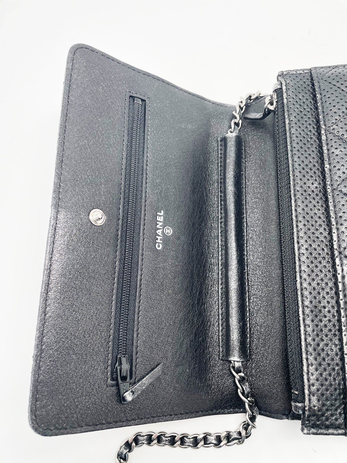 Sac Chanel bandoulière wallet on chain (woc) en cuir perforé noir et argenté - Soline