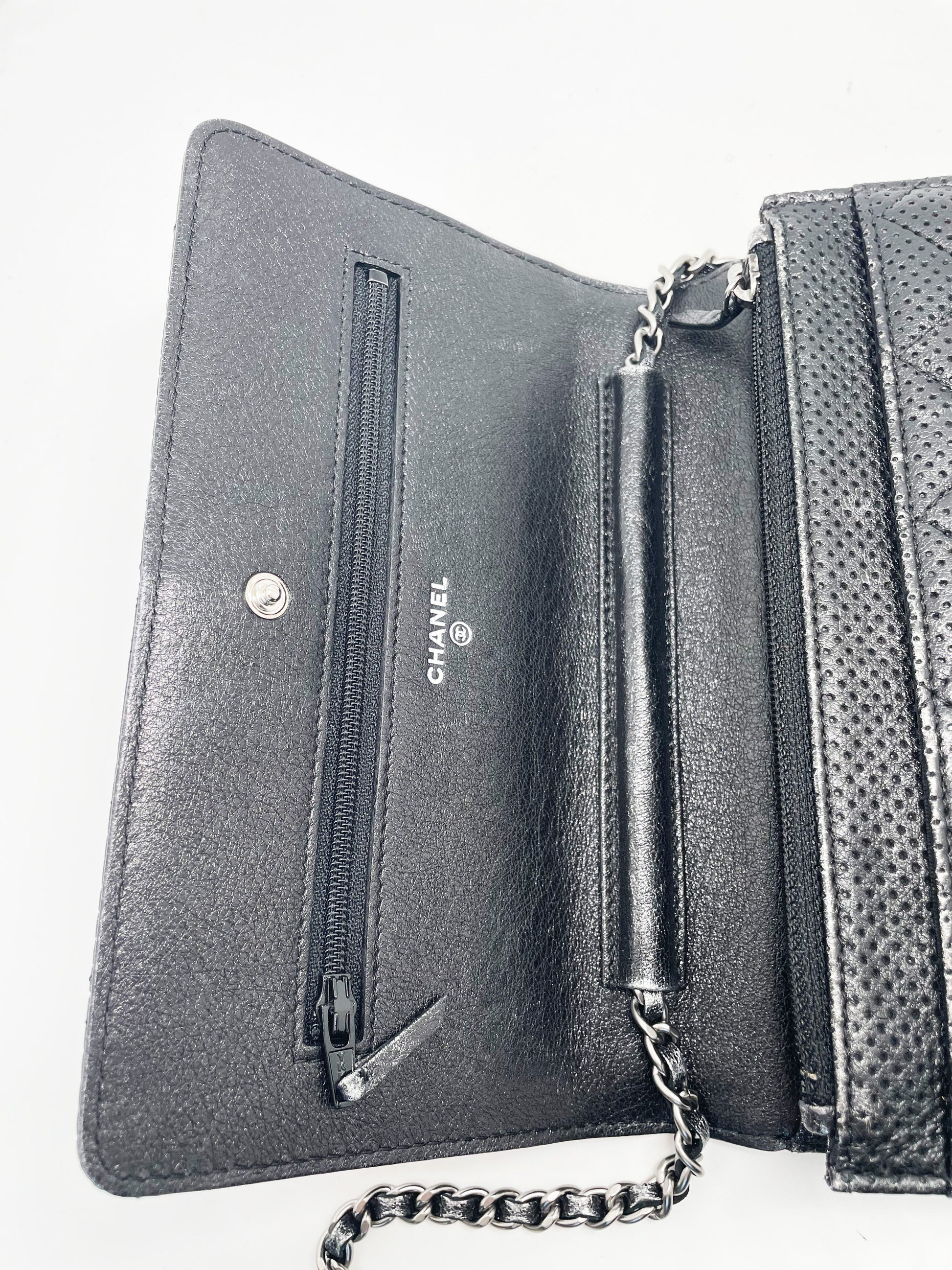 Sac Chanel bandoulière wallet on chain (woc) en cuir perforé noir et argenté - Soline