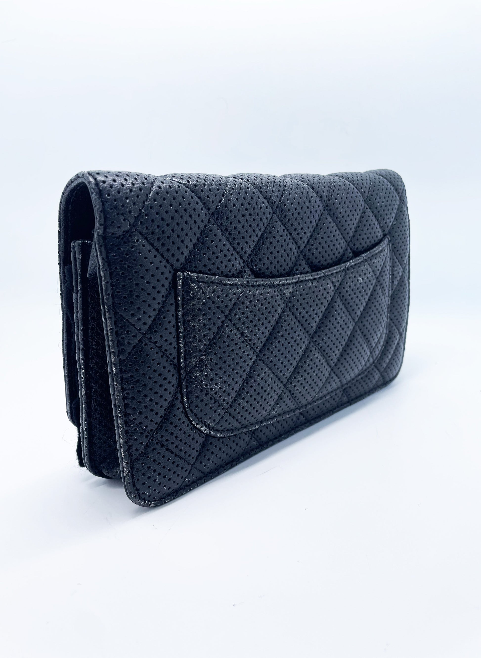 Sac Chanel bandoulière wallet on chain (woc) en cuir perforé noir et argenté - Soline