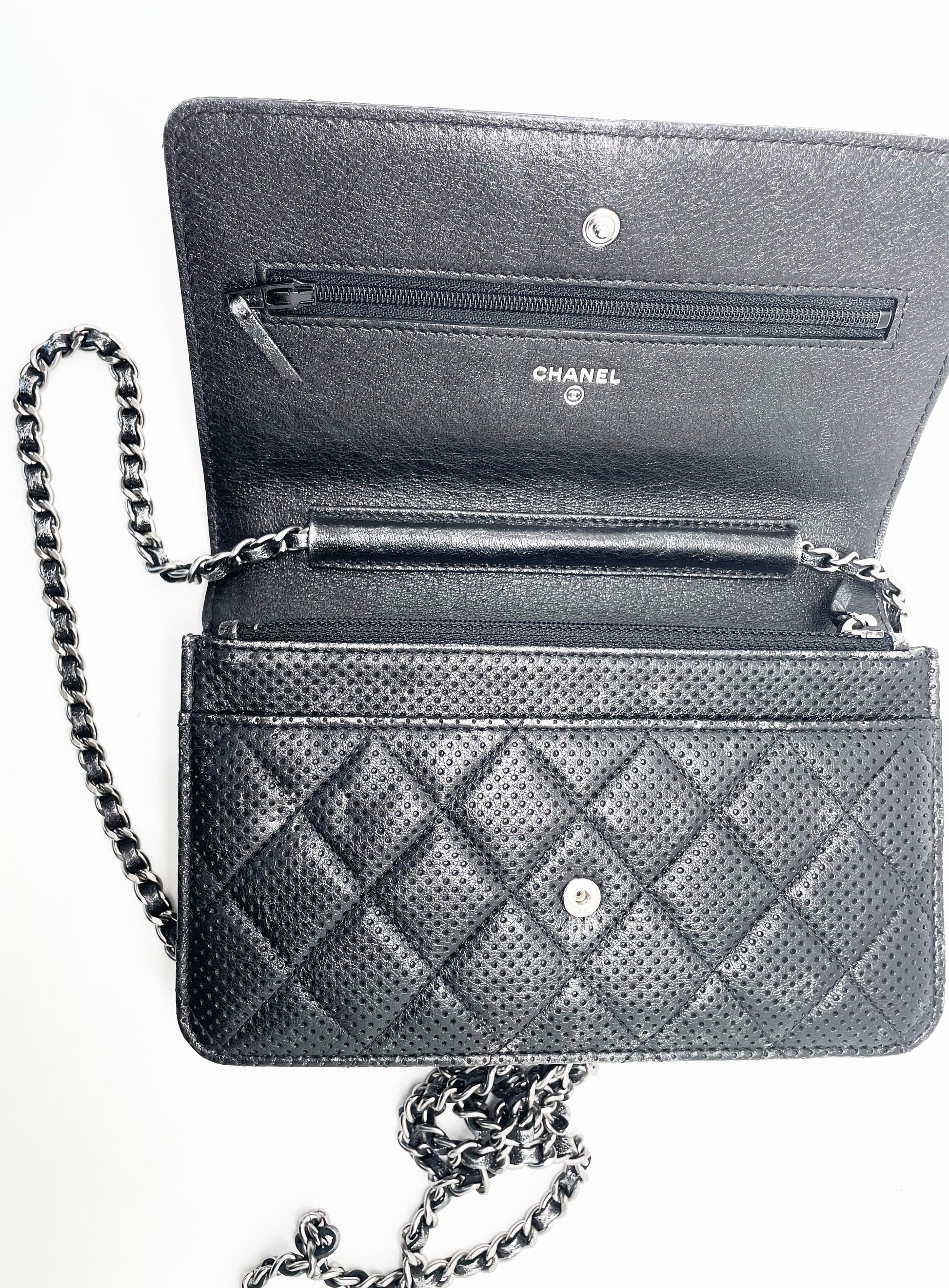 Sac Chanel bandoulière wallet on chain (woc) en cuir perforé noir et argenté - Soline