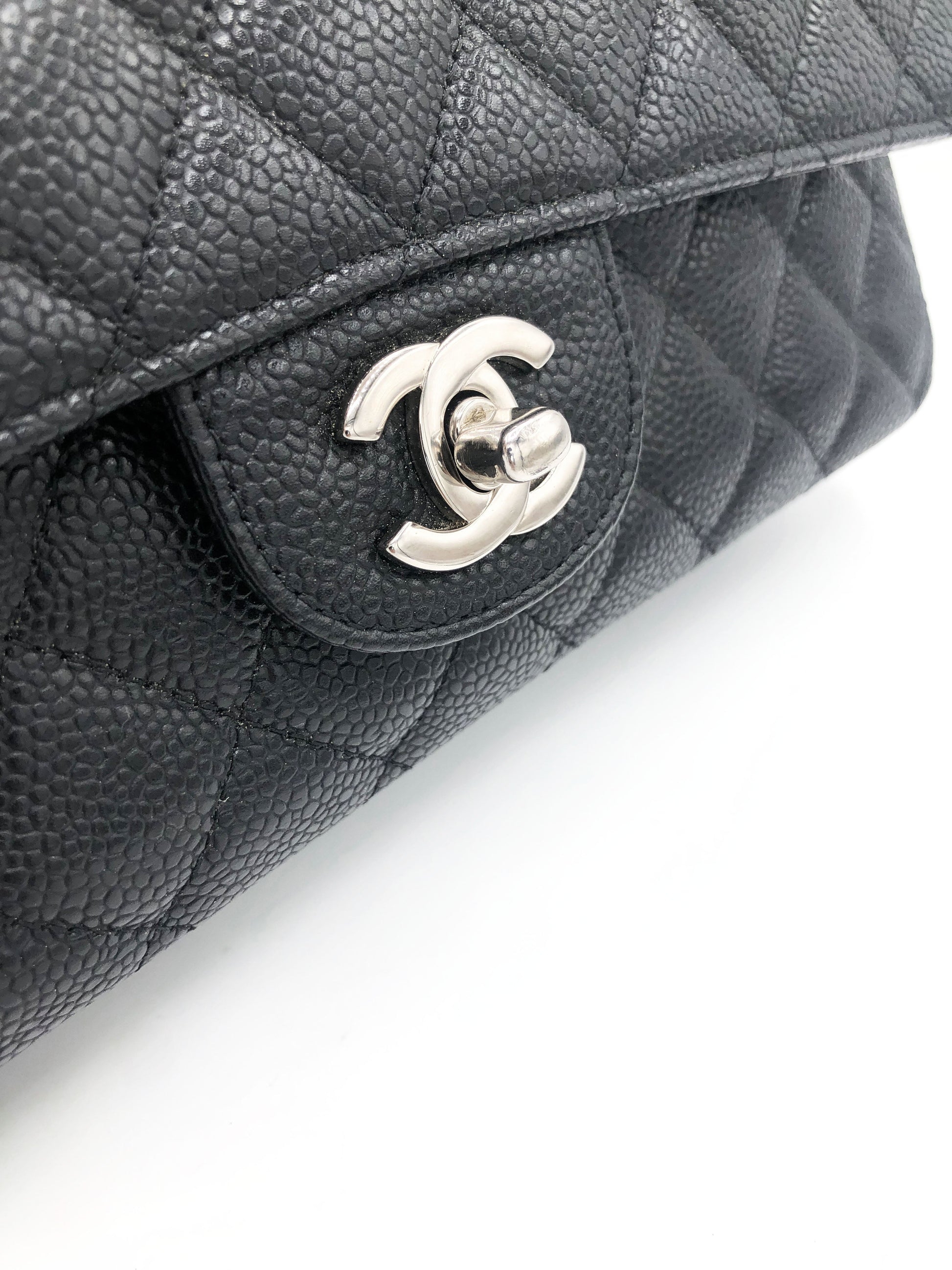 Sac Chanel Classique en cuir caviar noir & métal argenté - Soline