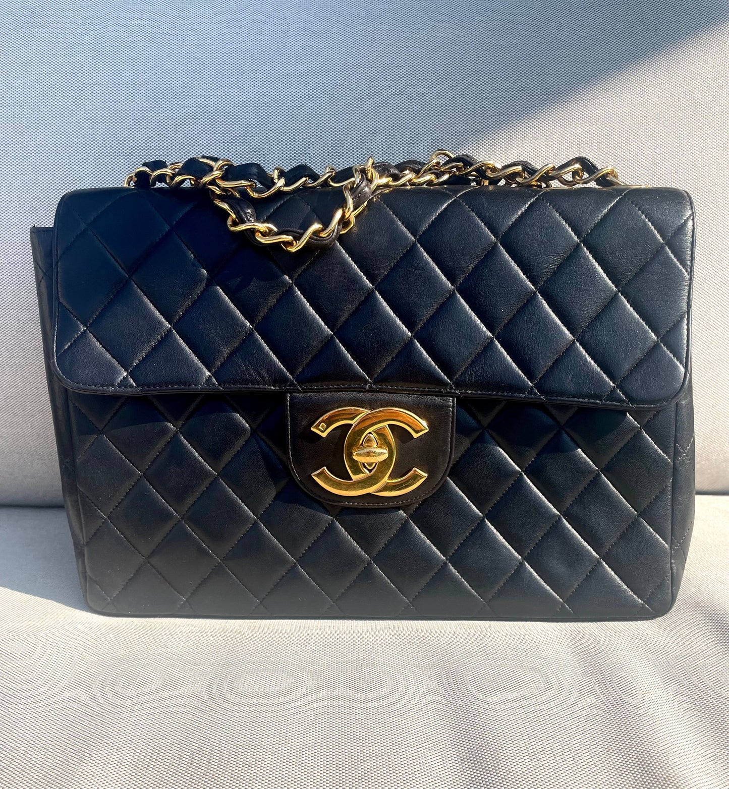 Sac Chanel Jumbo en cuir noir plaqué or 24K - Soline