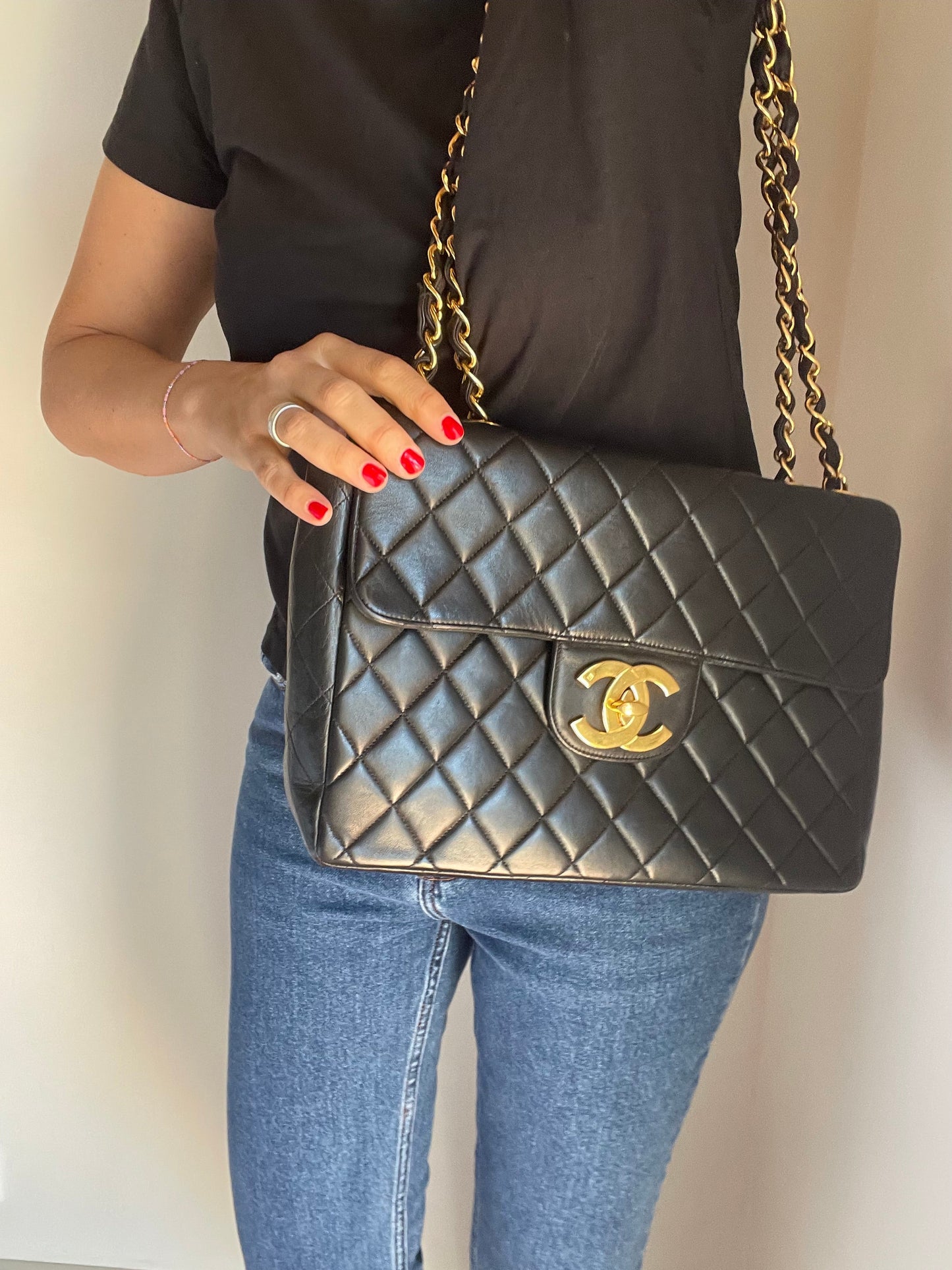 Sac Chanel Jumbo en cuir noir plaqué or 24K - Soline
