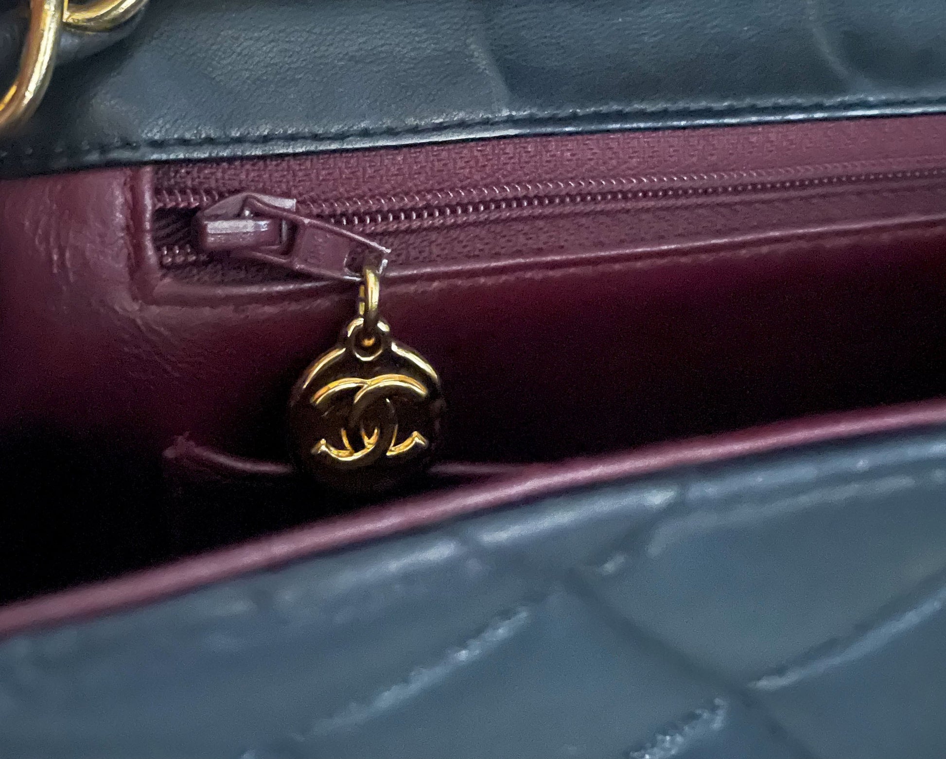 Sac Chanel Jumbo en cuir noir plaqué or 24K - Soline