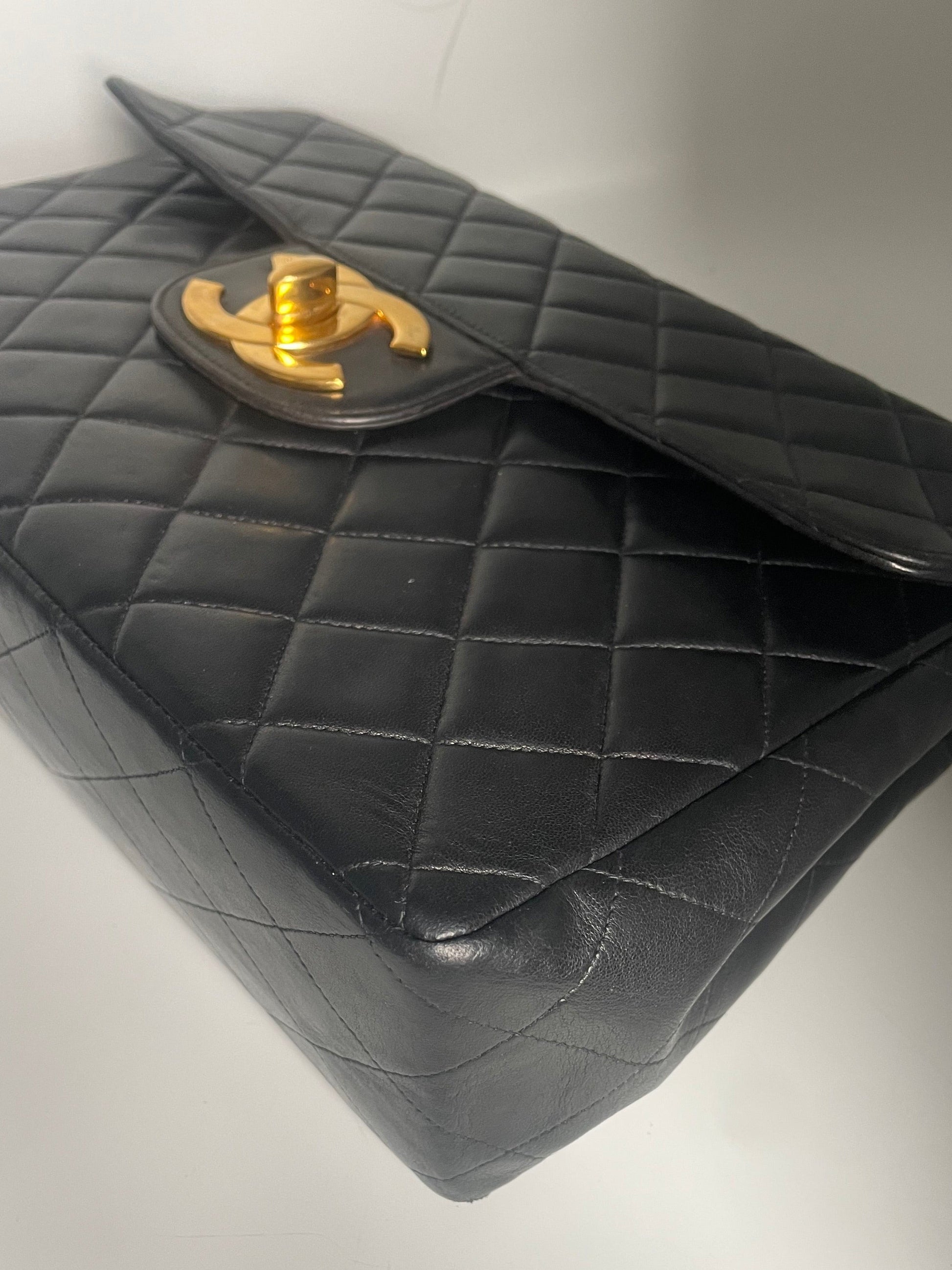 Sac Chanel Jumbo en cuir noir plaqué or 24K - Soline