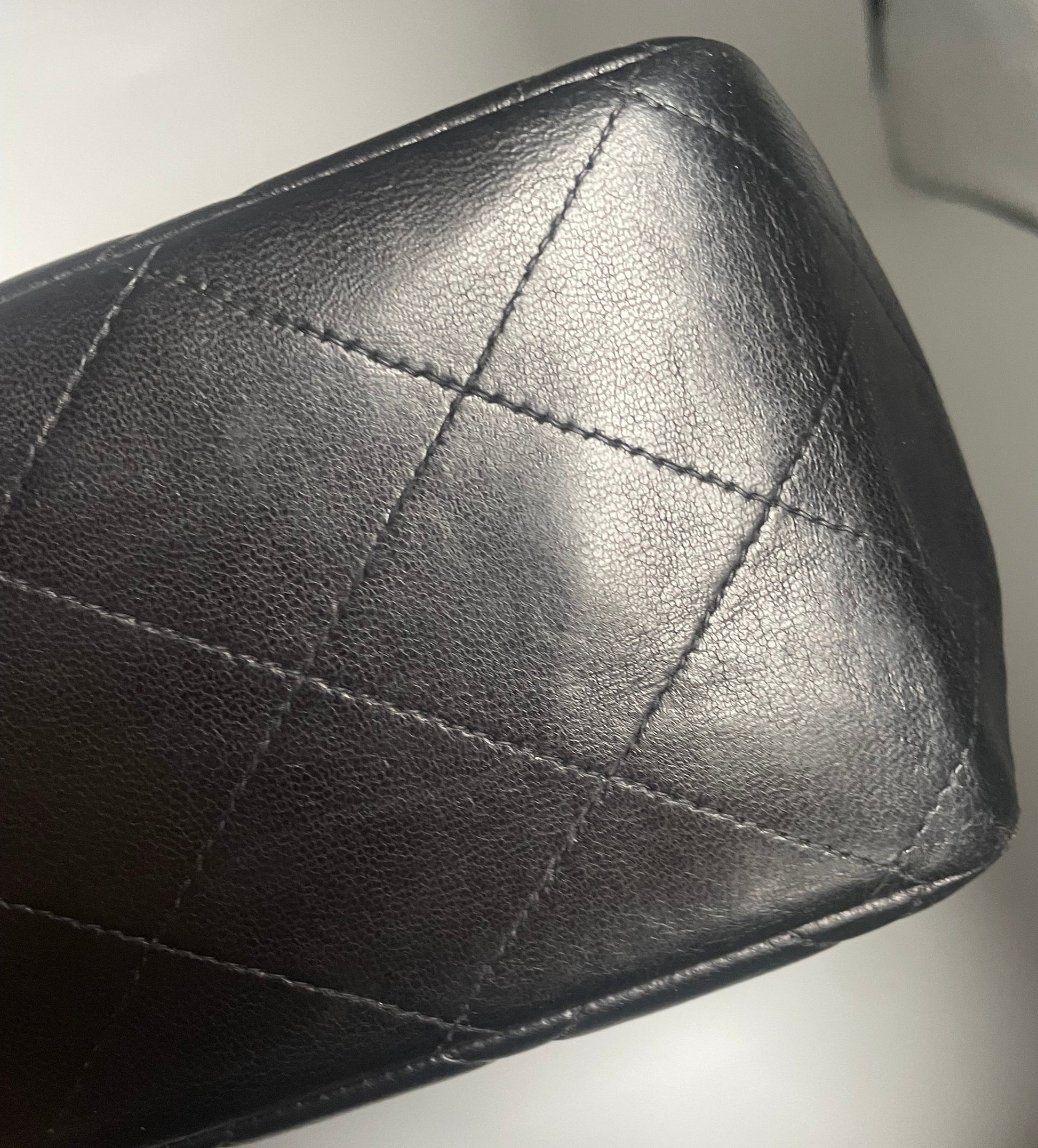 Sac Chanel Jumbo en cuir noir plaqué or 24K - Soline