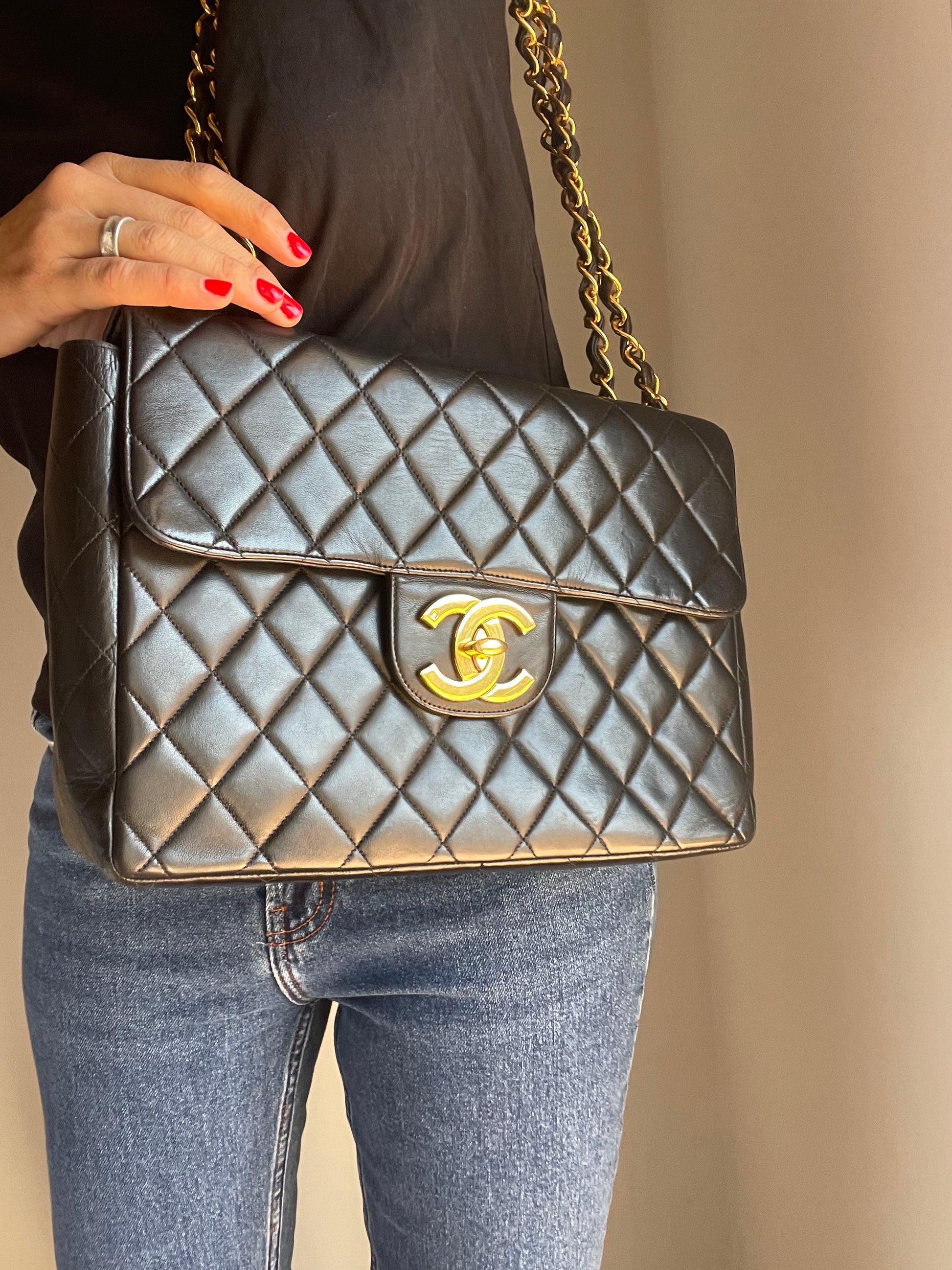 Sac Chanel Jumbo en cuir noir plaqué or 24K - Soline