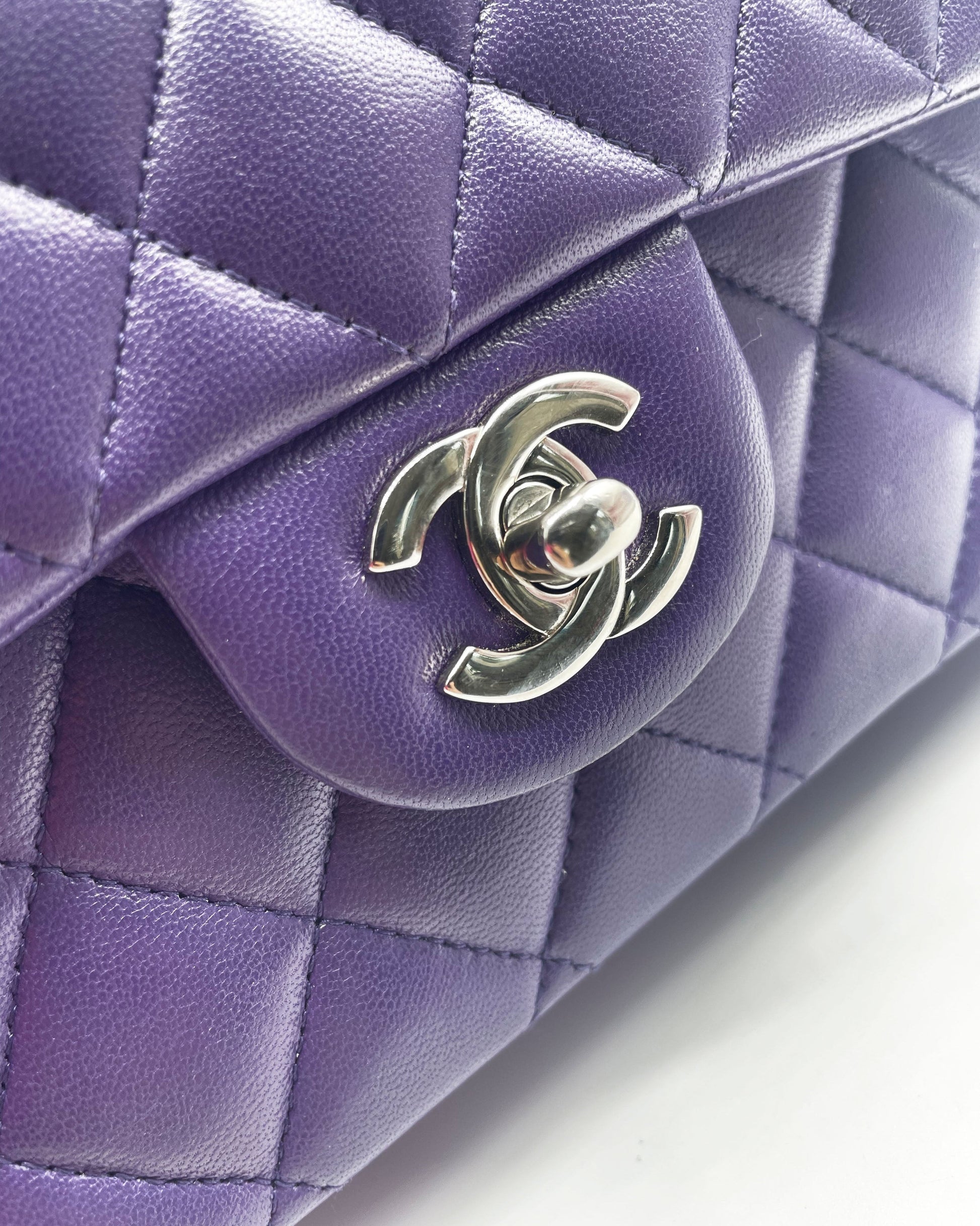 Sac Chanel Timeless/Classique matelassé en cuir d'agneau violet medium - Soline