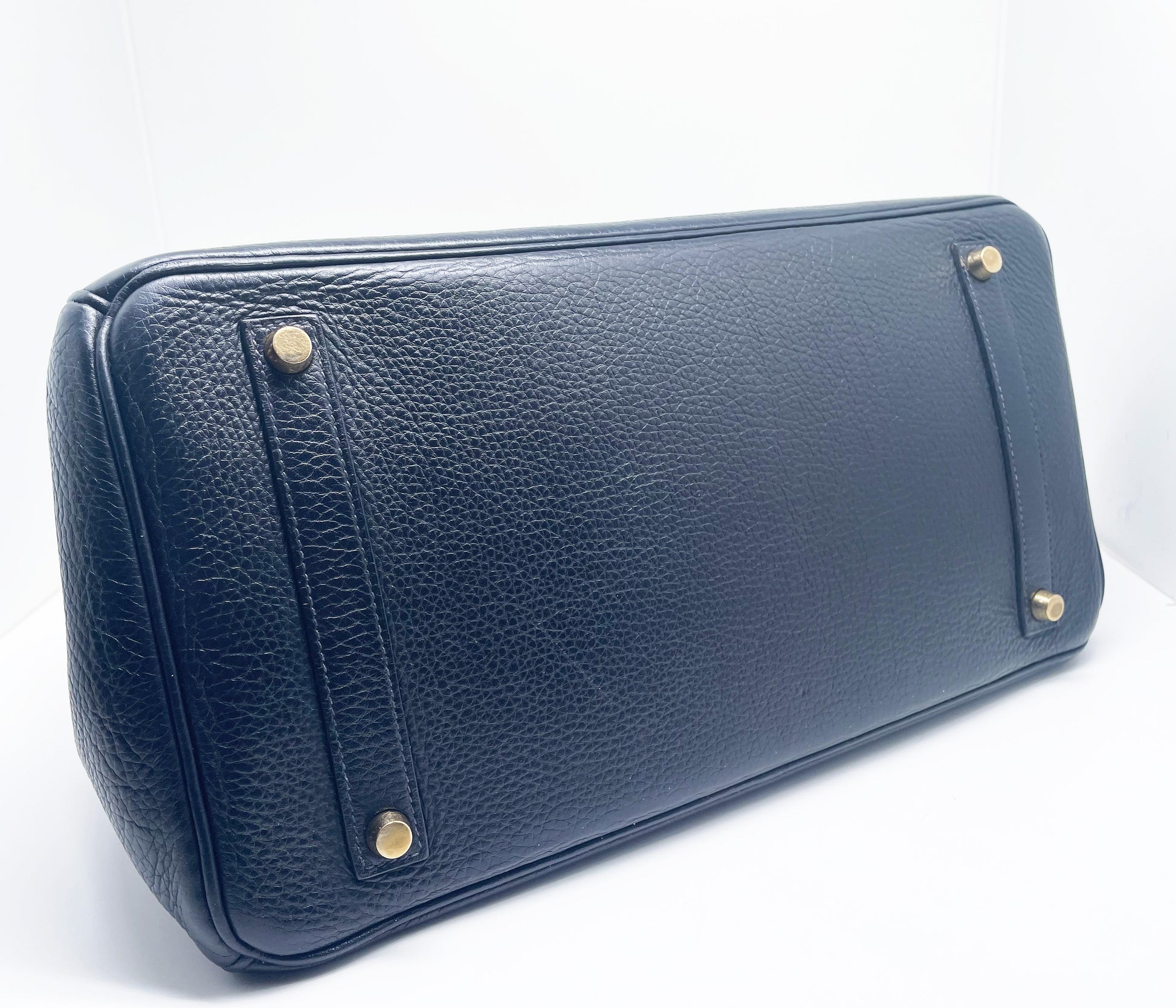 Sac Hermès Birkin en cuir Togo Bleu Nuit 35 cm, garniture en métal doré. - Soline