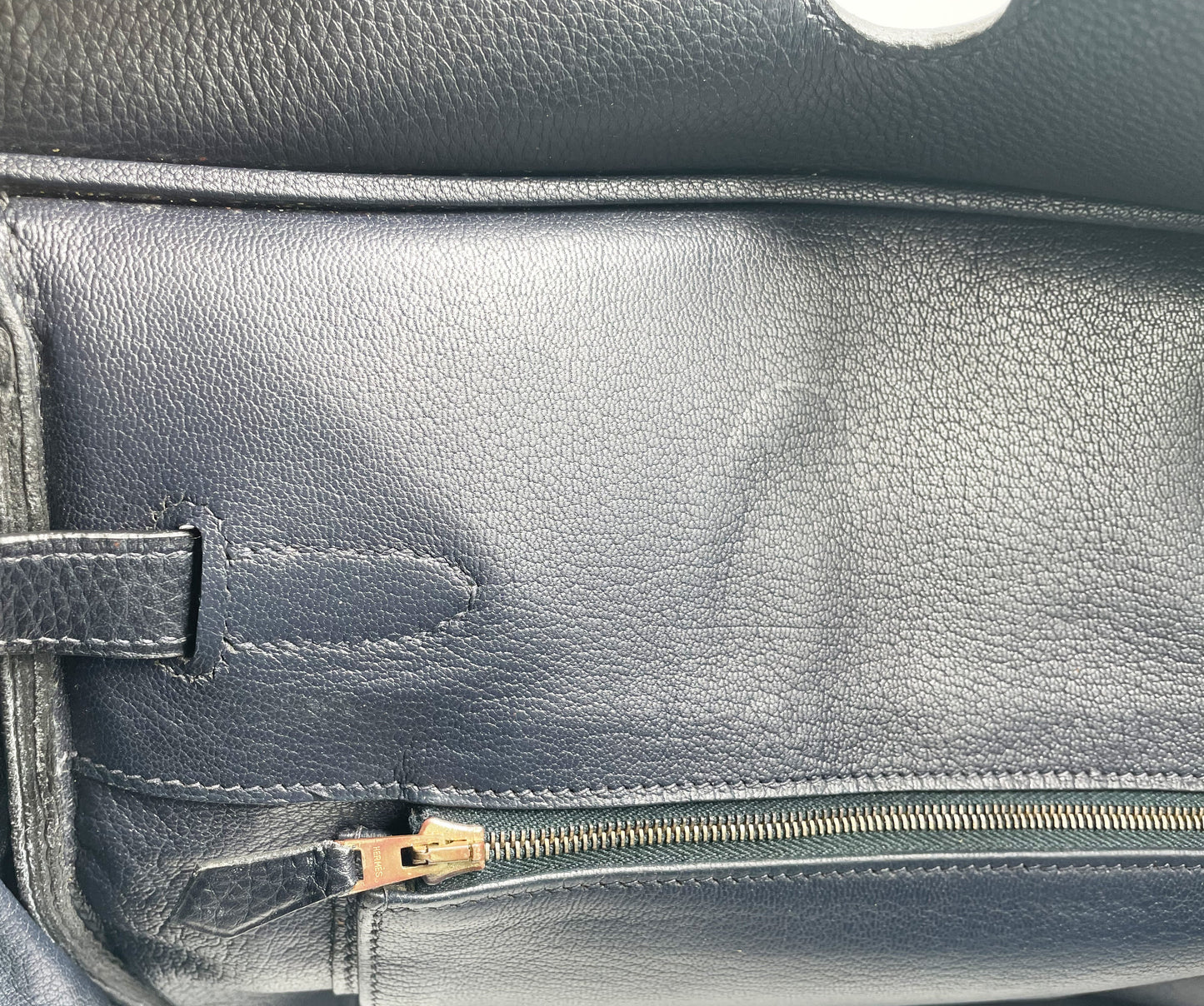 Sac Hermès Birkin en cuir Togo Bleu Nuit 35 cm, garniture en métal doré. - Soline