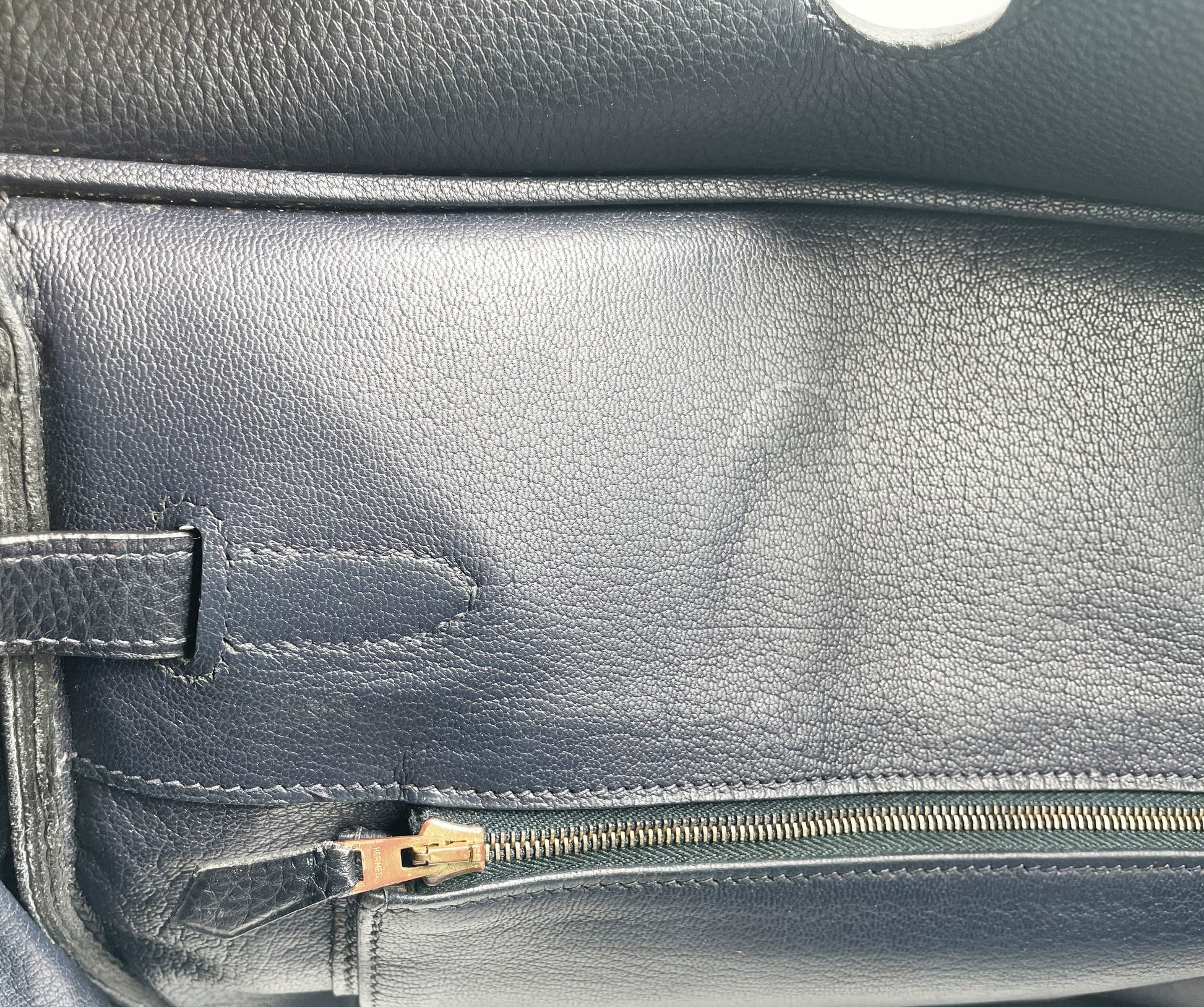 Sac Hermès Birkin en cuir Togo Bleu Nuit 35 cm, garniture en métal doré. - Soline