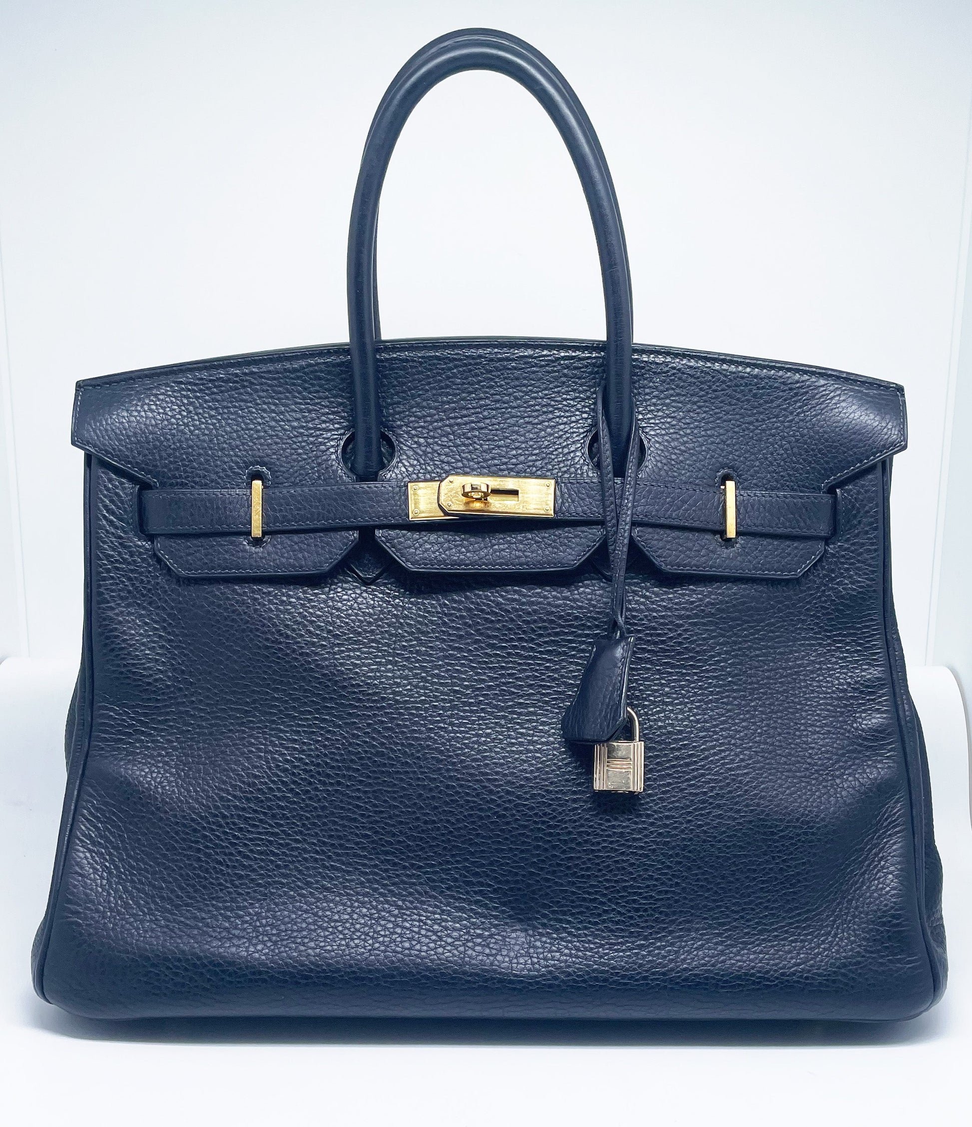 Sac Hermès Birkin en cuir Togo Bleu Nuit 35 cm, garniture en métal doré. - Soline