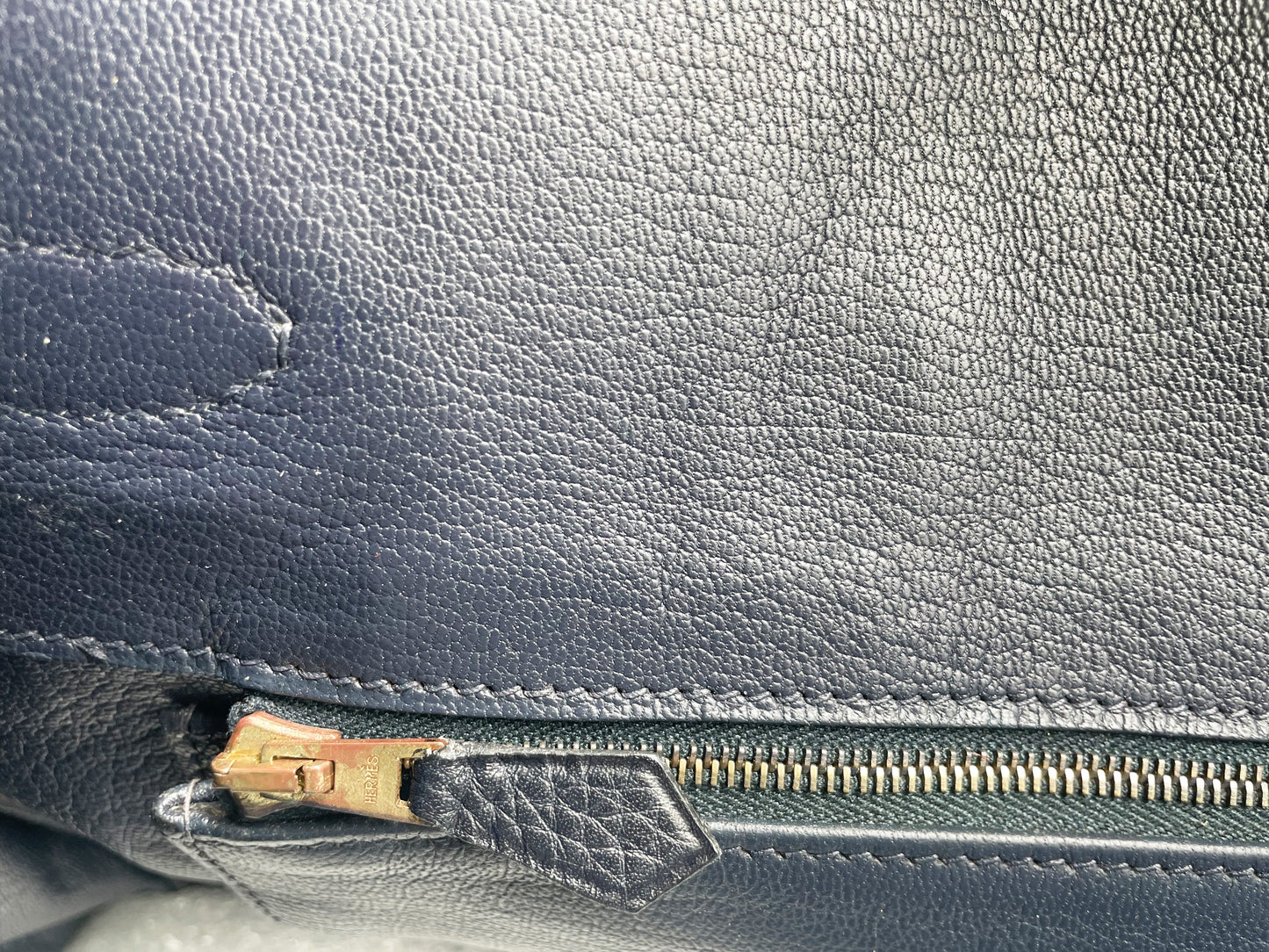 Sac Hermès Birkin en cuir Togo Bleu Nuit 35 cm, garniture en métal doré. - Soline