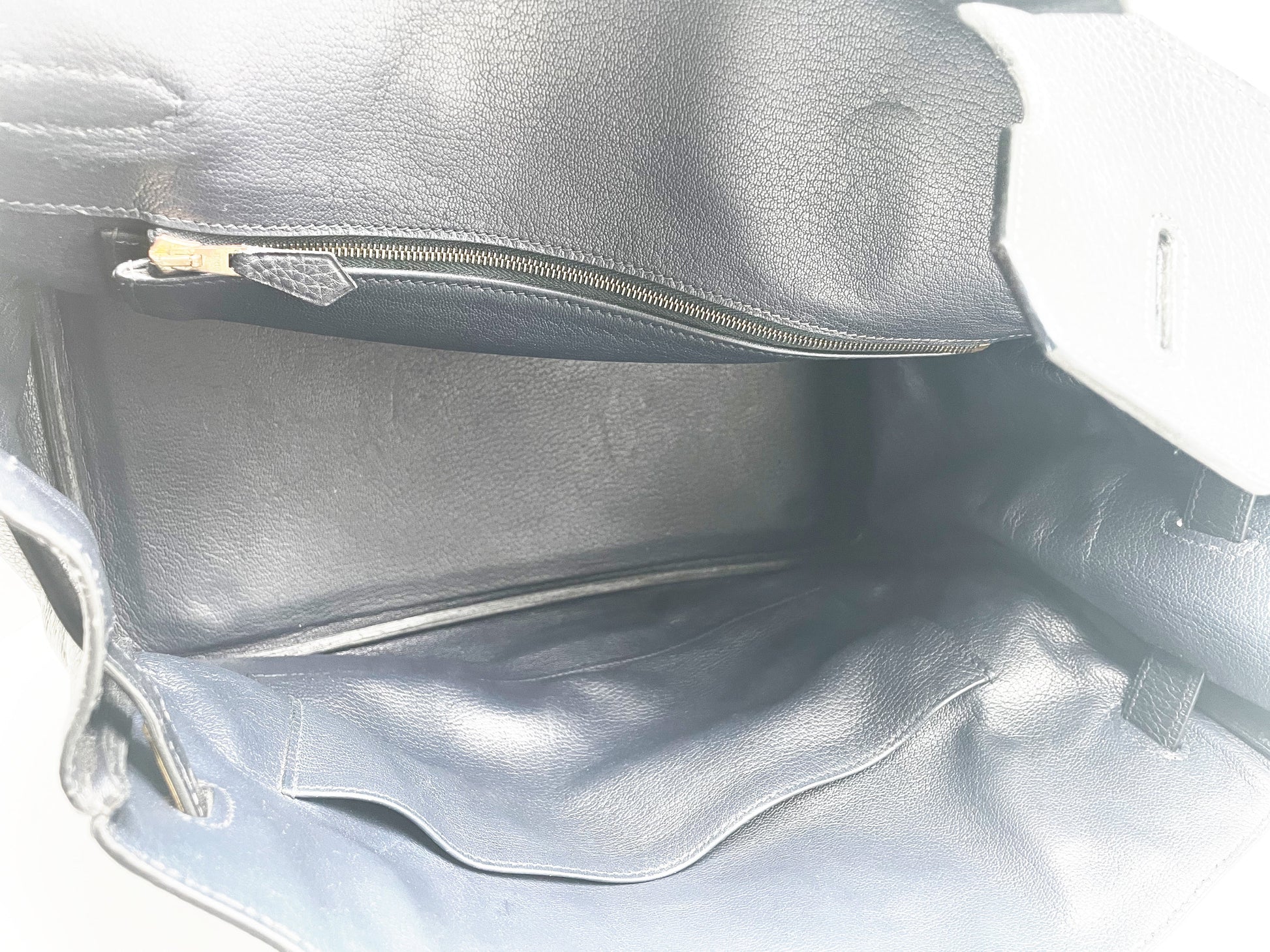 Sac Hermès Birkin en cuir Togo Bleu Nuit 35 cm, garniture en métal doré. - Soline