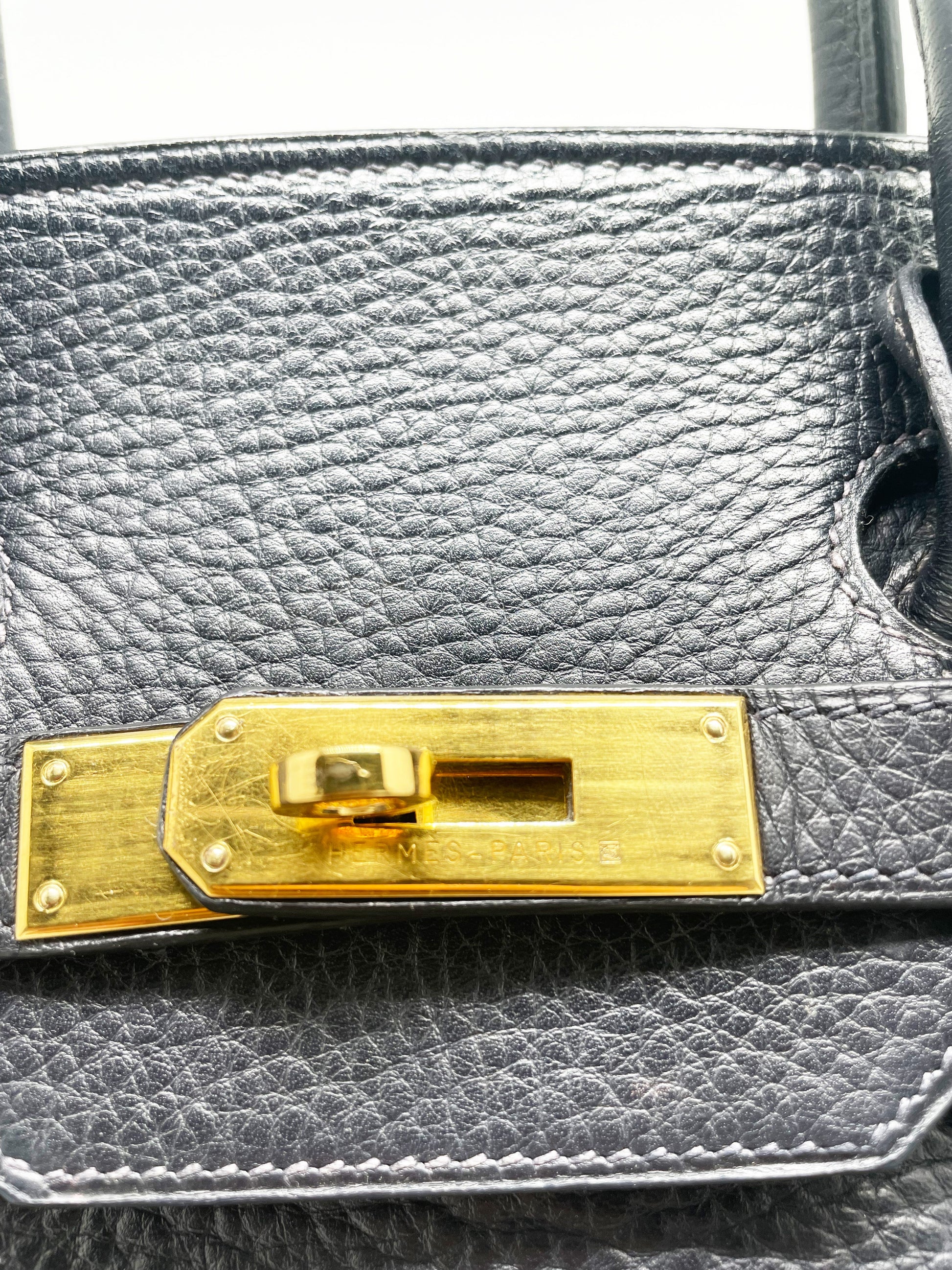 Sac Hermès Birkin en cuir Togo Bleu Nuit 35 cm, garniture en métal doré. - Soline