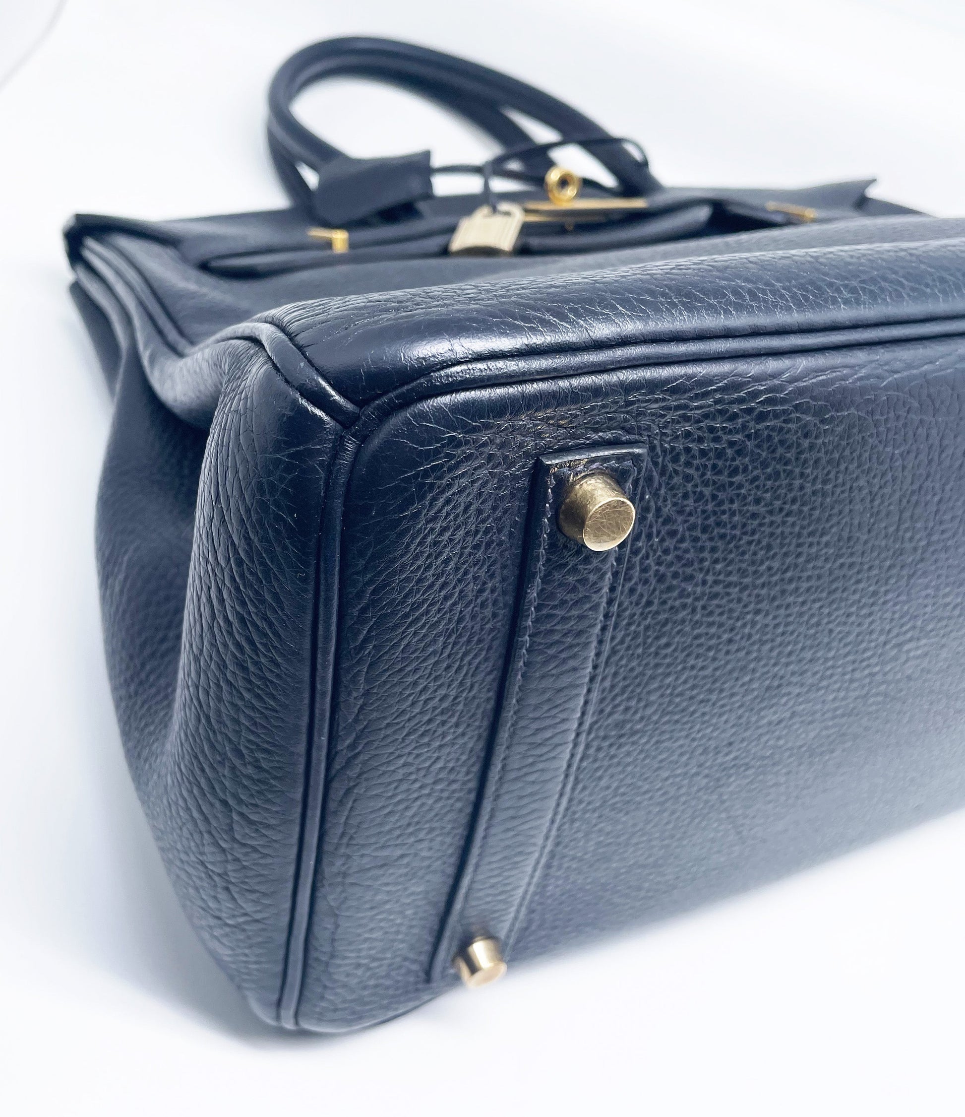 Sac Hermès Birkin en cuir Togo Bleu Nuit 35 cm, garniture en métal doré. - Soline