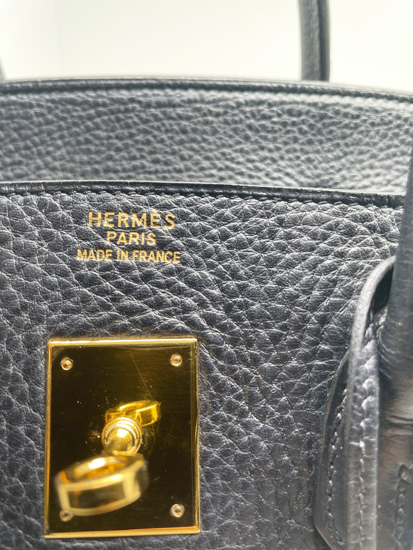 Sac Hermès Birkin en cuir Togo Bleu Nuit 35 cm, garniture en métal doré. - Soline