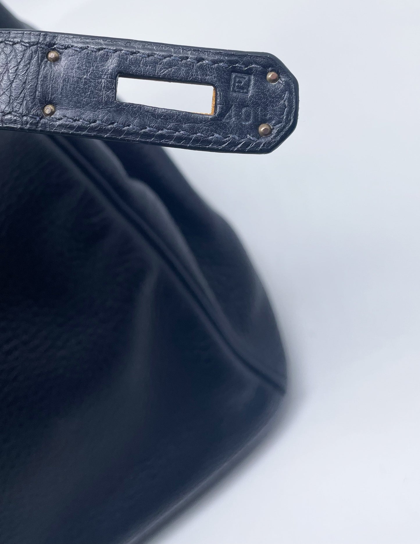 Sac Hermès Birkin en cuir Togo Bleu Nuit 35 cm, garniture en métal doré. - Soline