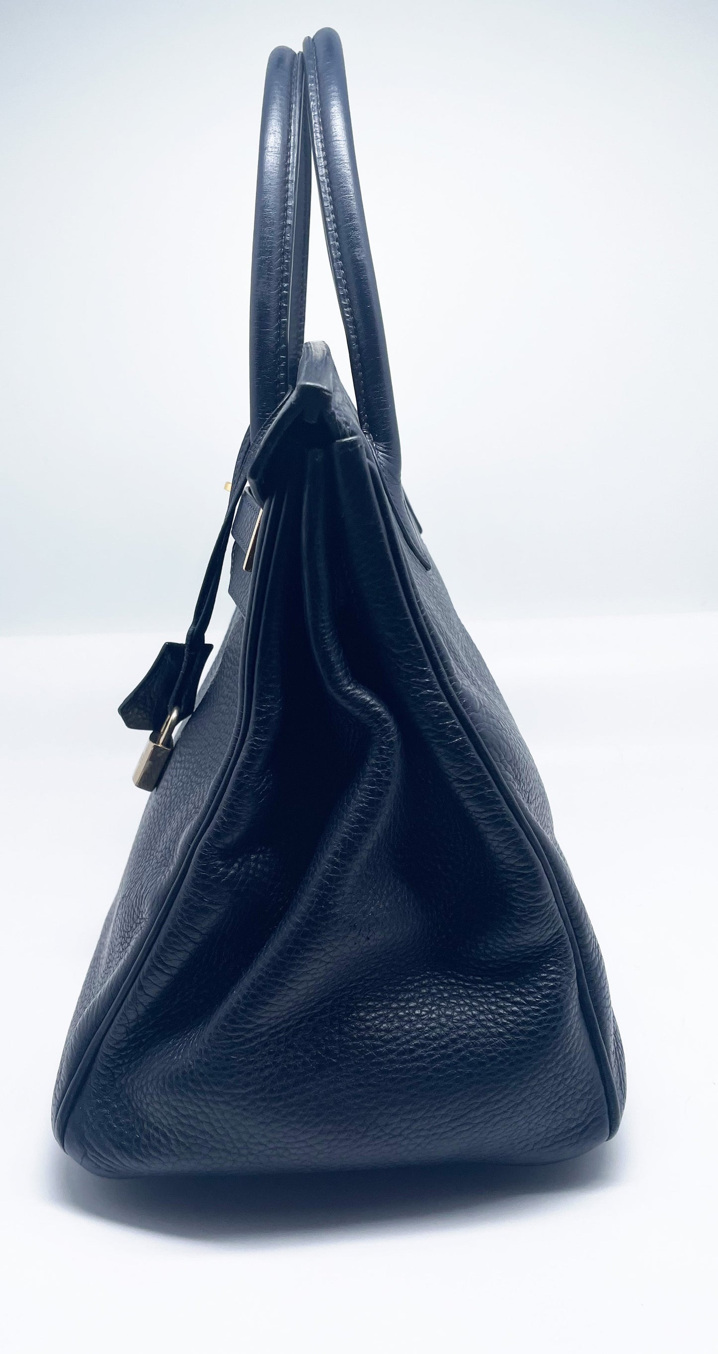 Sac Hermès Birkin en cuir Togo Bleu Nuit 35 cm, garniture en métal doré. - Soline