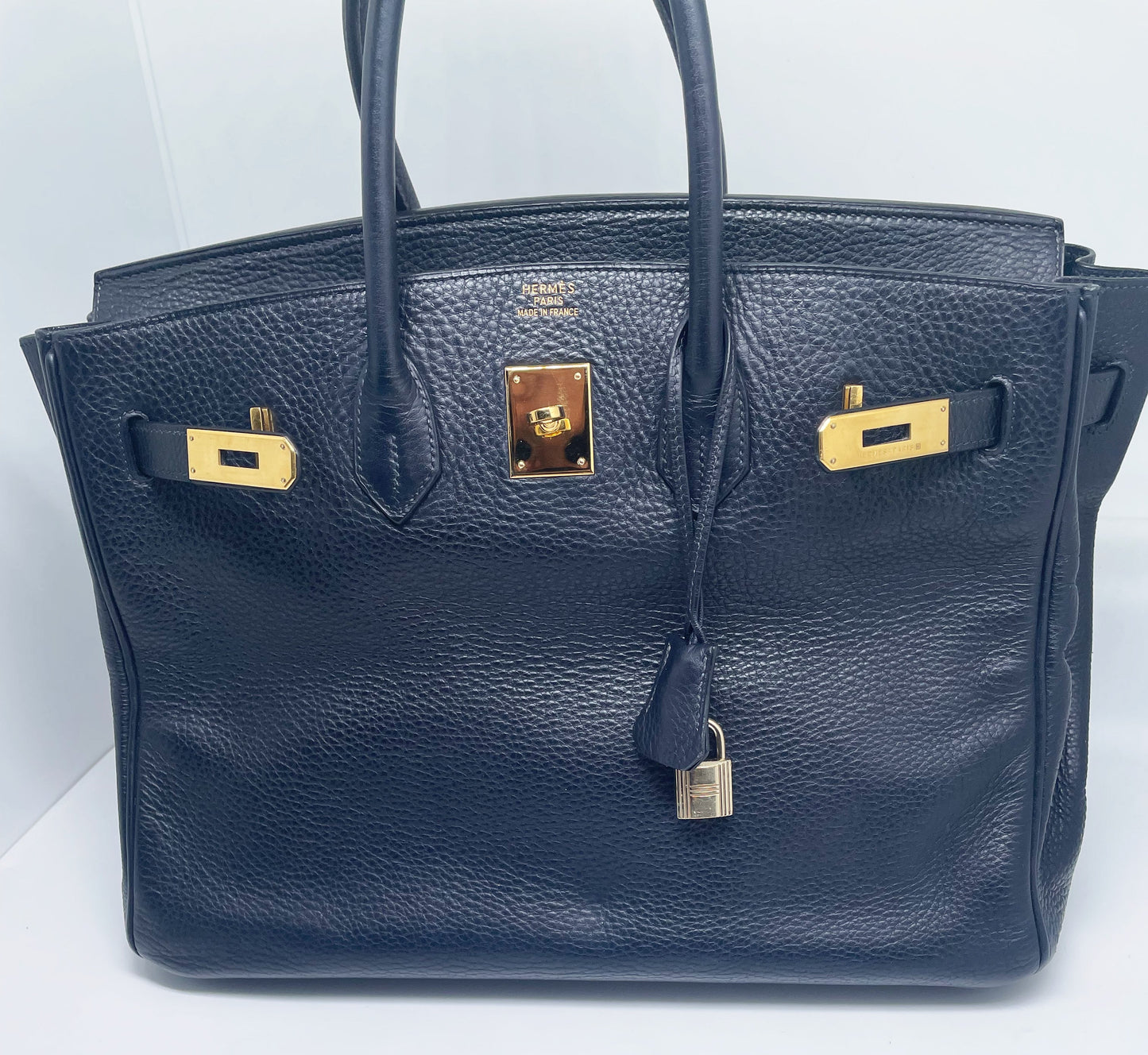 Sac Hermès Birkin en cuir Togo Bleu Nuit 35 cm, garniture en métal doré. - Soline