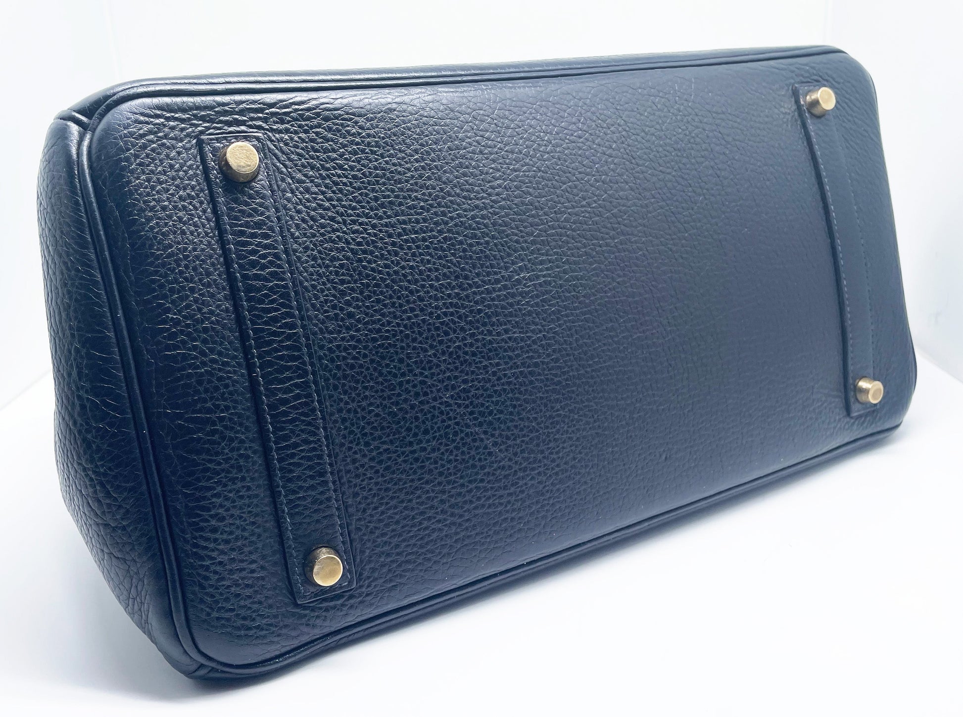 Sac Hermès Birkin en cuir Togo Bleu Nuit 35 cm, garniture en métal doré. - Soline