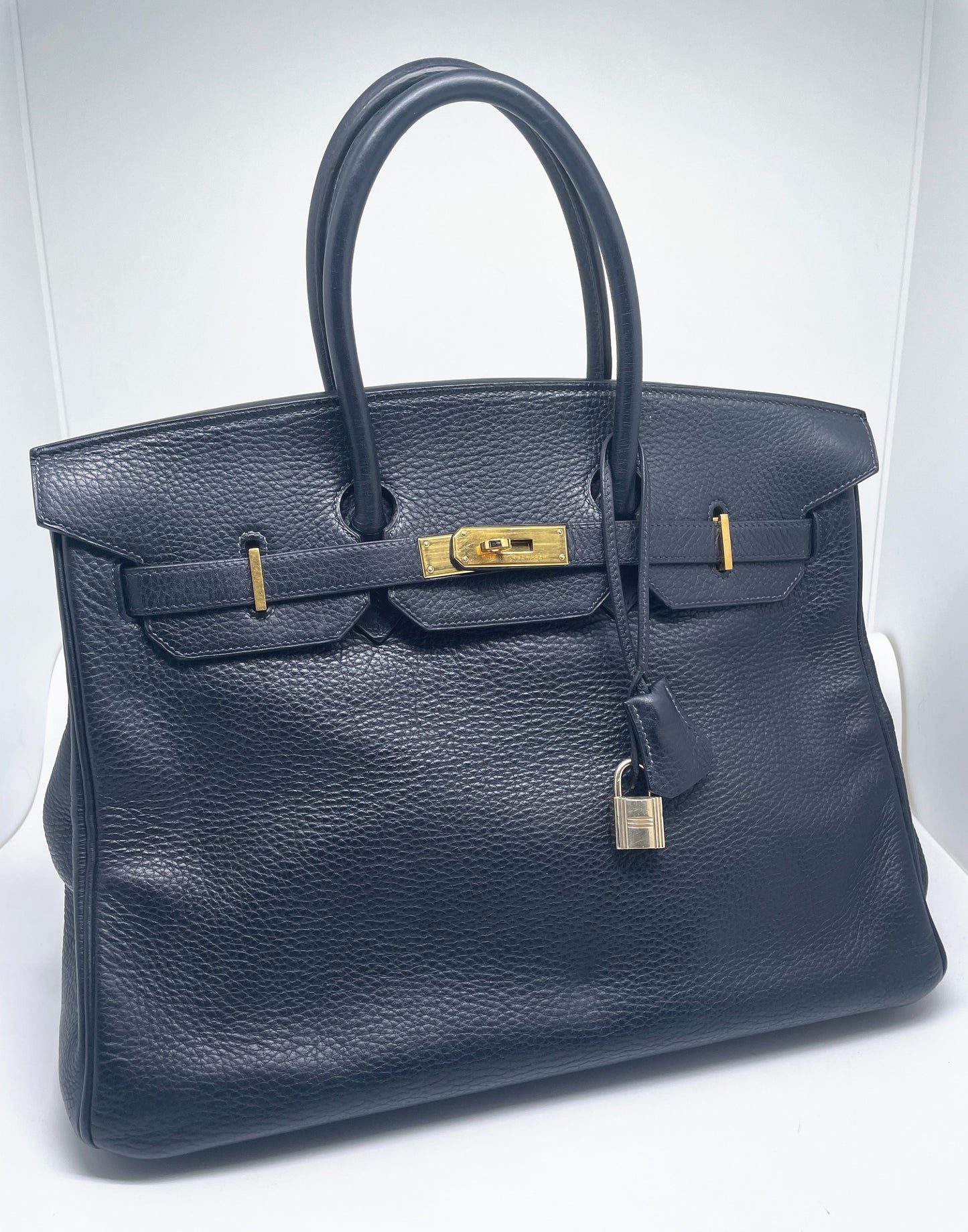 Sac Hermès Birkin en cuir Togo Bleu Nuit 35 cm, garniture en métal doré. - Soline