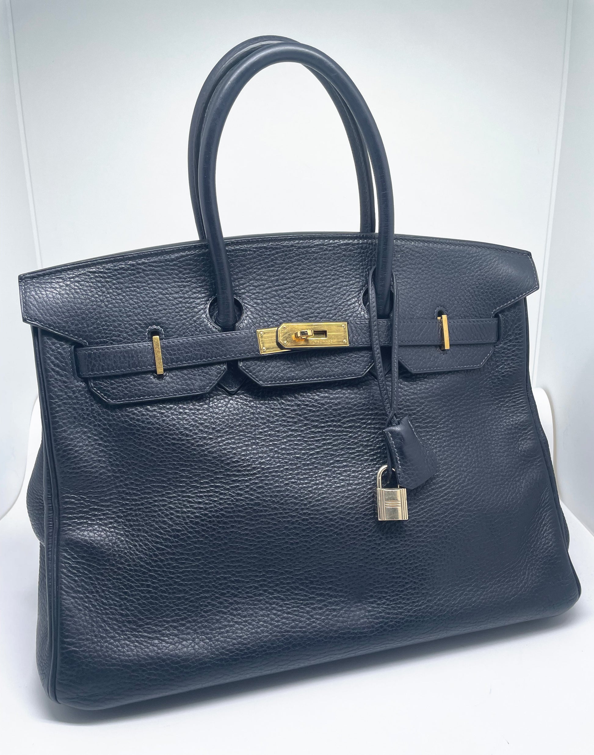 Sac Hermès Birkin en cuir Togo Bleu Nuit 35 cm, garniture en métal doré. - Soline