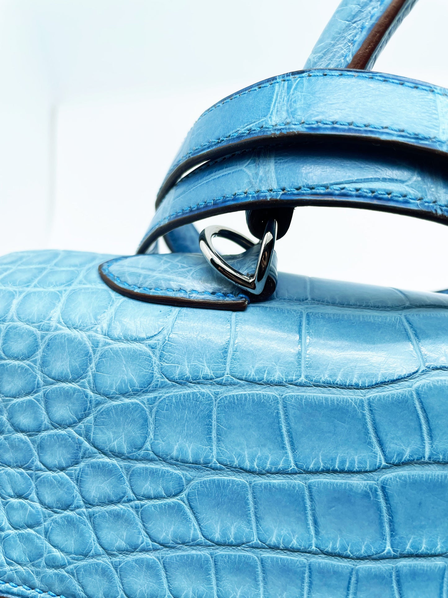 Sac Hermès Kelly retourné 35 en cuir Alligator mat Mykonos. - Soline
