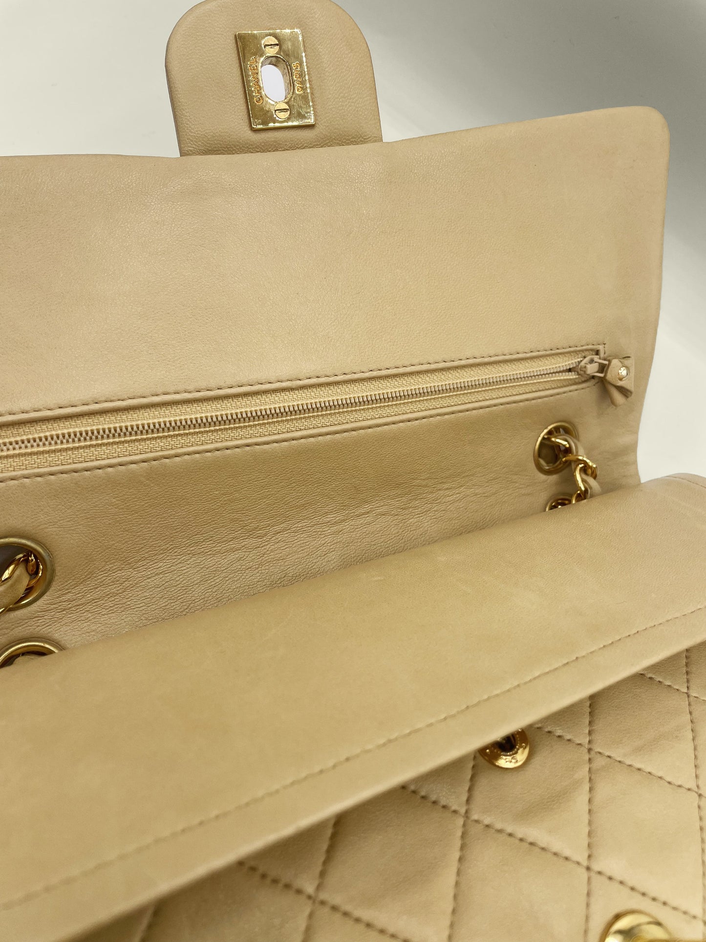 Sac Timeless medium 25 cm à double rabat en cuir d'agneau matelassé beige - Soline