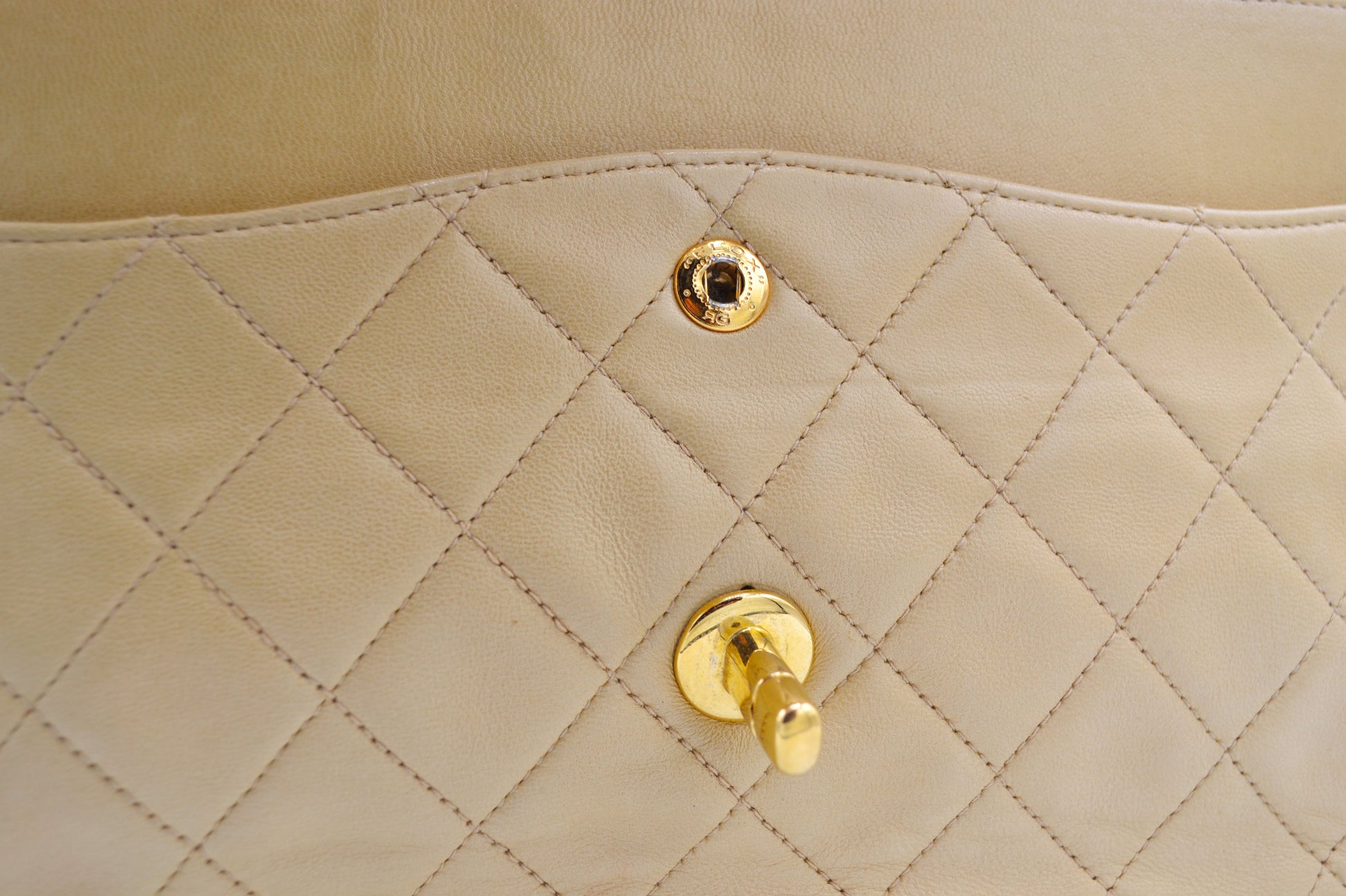 Sac Timeless medium 25 cm à double rabat en cuir d'agneau matelassé beige - Soline